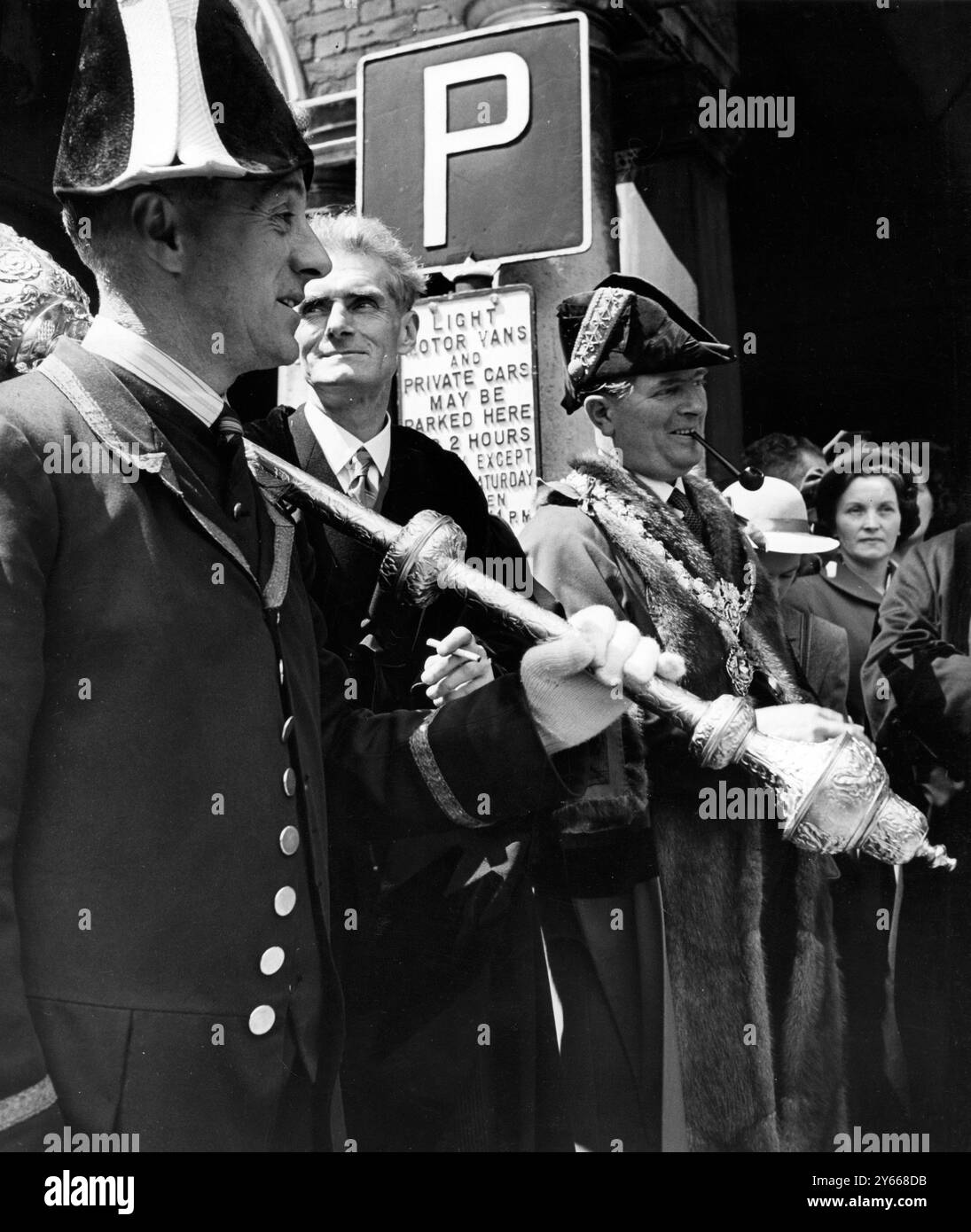 Mace Bearer F G Norries. L'antica usanza di "pesare" ogni anno il sindaco e il Consiglio comunale dell'alto Wycombe potrebbe avere origine in un controllo sulla quantità di sforzi che i Consiglieri stanno impegnando nel loro lavoro. ARTICOLO degli anni '1950: 'In una piazza delimitata del mercato della cittadina di High Wycombe, Buckinghamshire, è stato eretto un treppiede di metallo. Dalla testa è appeso il quadrante di una bilancia a molla, mentre dall'equilibrio ruota una poltrona senza gambe. Alcuni agenti di polizia stanno chiacchierando inutilmente nel recinto. Gli inizi di una piccola folla si stanno raccogliendo fuori dalle corde, o bacchetta Foto Stock