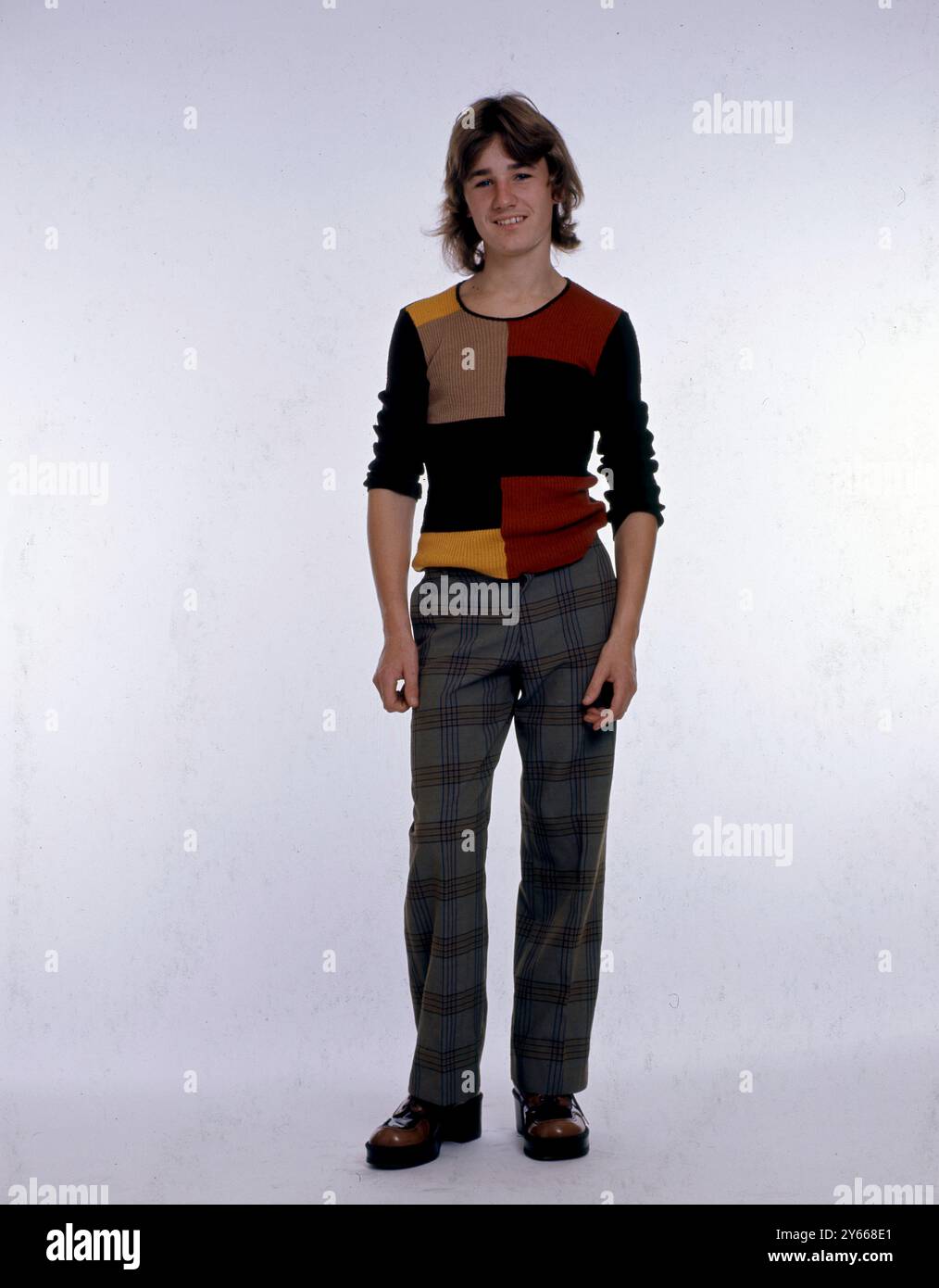 Giovane uomo con la moda degli anni '70 Foto Stock