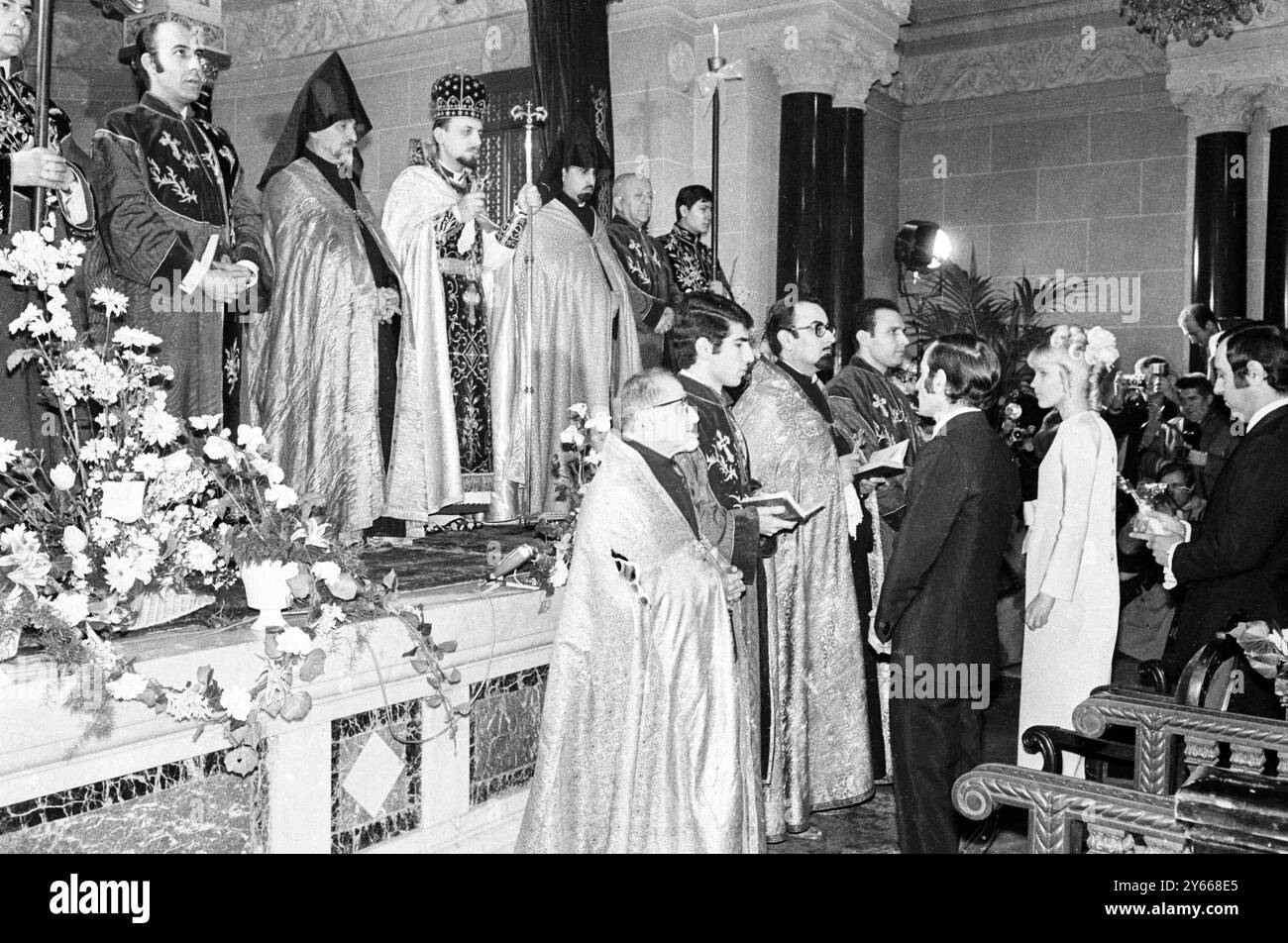 La scena all'interno della piccola cattedrale armena di Parigi , 12 gennaio 1968 , durante la cerimonia religiosa di nozze della star del canto francese Charles Aznavour , e della sua bella e discreta sposa , Ulla Thorsell , figlia di un pulitore a secco in Svezia . La cerimonia ha avuto luogo esattamente un anno dopo il matrimonio civile della coppia a Las Vegas . Aznavour , 43 , si è già sposata due volte prima . - 15 gennaio 1968 Foto Stock