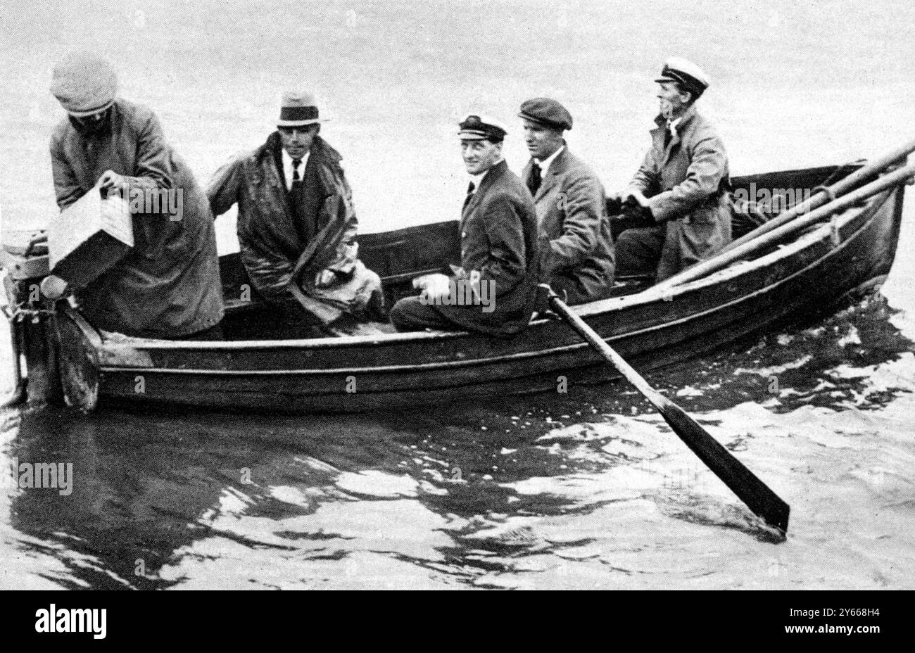 Wilmer Stultz (secondo da sinistra) , insieme alla signorina Amelia Earhart , pilota dell'amicizia attraverso l'Atlantico , di ritorno in idrovolante , a bordo di una barca a motore , dopo lo sbarco a Burry Port , nei pressi di Llanelly , Galles, .23 giugno 1928 Foto Stock