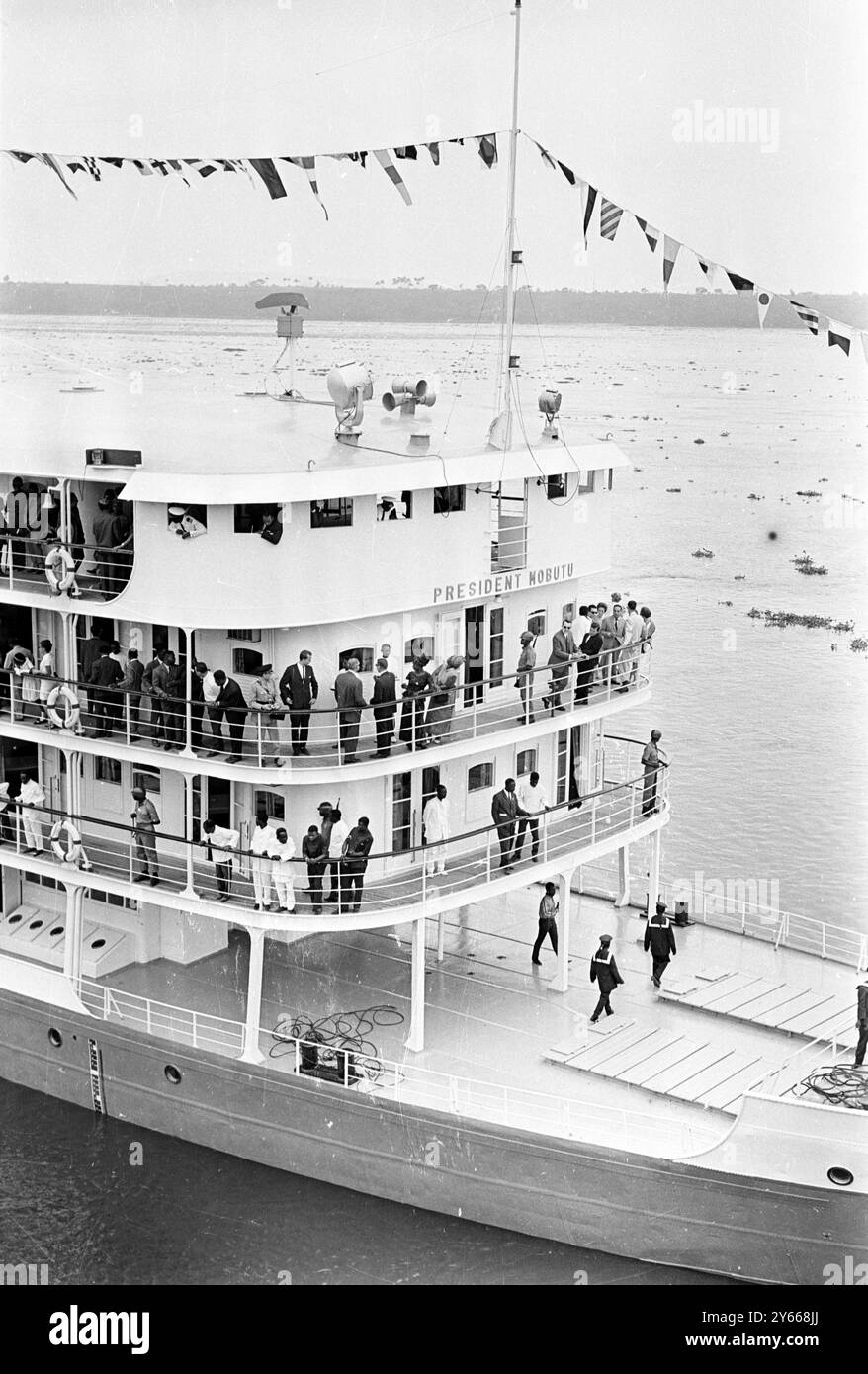 Una nave del fiume Congo riadattata dal nome del Presidente Joseph Mobutu del Congo, nella foto dopo essere stata lanciata ieri da Madame Mobutu. La barca a quattro ponti da 260 piedi era in precedenza denominata General Olsen, dal nome di uno dei colonizzatori belgi. La barca è dotata di una piattaforma di atterraggio per elicotteri sul ponte posteriore , una suite presidenziale , due cabine di lusso e 26 cabine di prima classe . Il governo prevede di utilizzare la barca per crociere e conferenze , Kinshasa , Congo .4 settembre 1967 Foto Stock