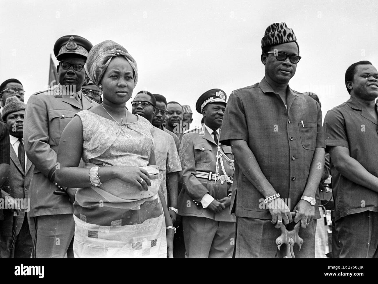 Una barca riadattata sul fiume Congo dal nome del presidente Joseph Mobutu (a destra) del Congo, nella foto dopo essere stata lanciata qui ieri da Madame Mobutu (a sinistra) . La barca a quattro ponti da 260 piedi era in precedenza denominata General Olsen, dal nome di uno dei colonizzatori belgi. La barca è dotata di una piattaforma di atterraggio per elicotteri sul ponte posteriore , una suite presidenziale , due cabine di lusso e 26 cabine di prima classe . Il governo prevede di utilizzare la barca per crociere e conferenze , Kinshasa , Congo .4 settembre 1967 Foto Stock