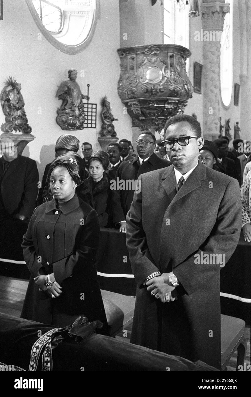 Il 25 marzo 1969 il generale Joseph Mobutu , Presidente della Repubblica Democratica del Congo , ha partecipato ad una messa del requiem in una bella e antica chiesa in questo piccolo villaggio sul Lago di Tegernsee per il futuro ex Presidente del Congo Joseph Kasavubu , Rottach-Egern , Germania . Sulla destra del Presidente c'è sua moglie. Ieri il generale Mobutu è volato a Parigi per una visita privata del .27 marzo 1969 Foto Stock