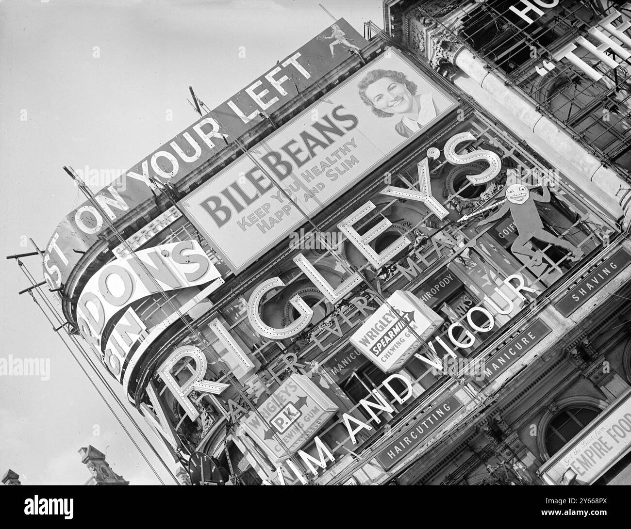 Piccadilly Circus. c.1943Advertising including Bile Beans and Wrigley's chewing gum Foto Stock