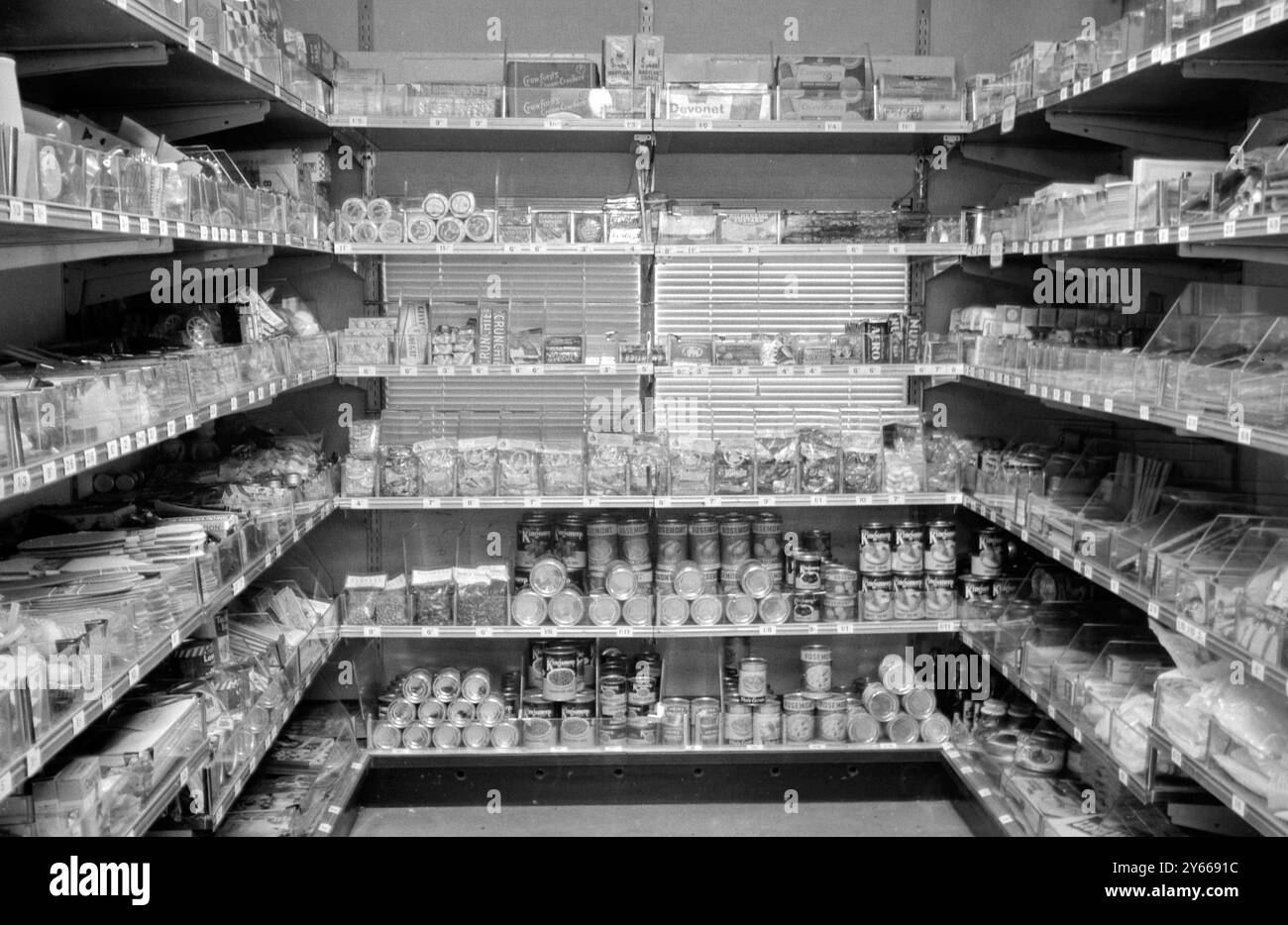 Woolworths on Wheels Londra: Interior . Tutti gli articoli del punto vendita , che si aggirano intorno a mille , sono collocati su scaffali a portata di mano del cliente . Ottobre 1958 Foto Stock