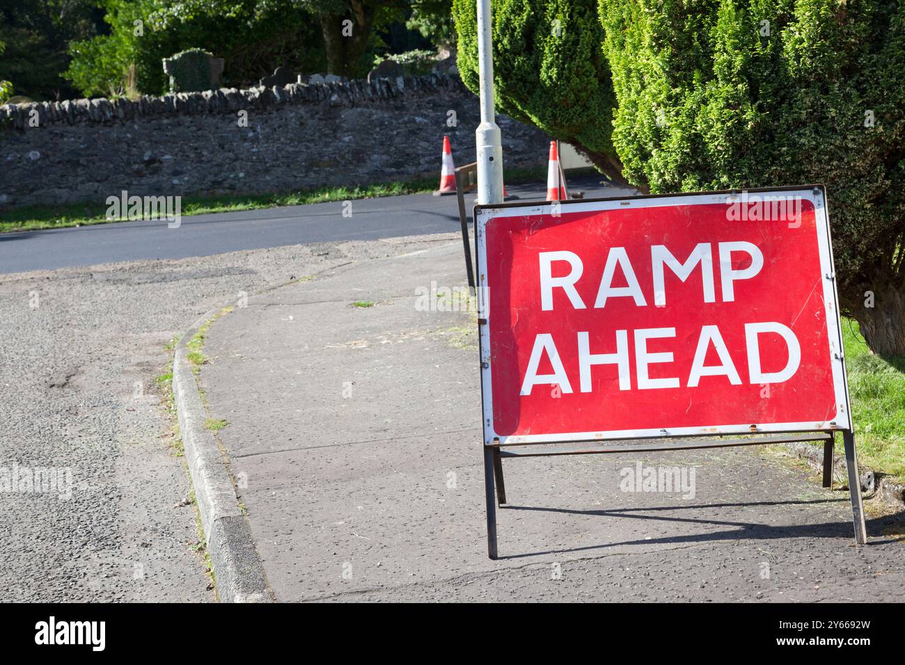 Cartello rosso - rampa davanti ai lavori stradali, Rhu, Argyll e Bute, Scozia Foto Stock