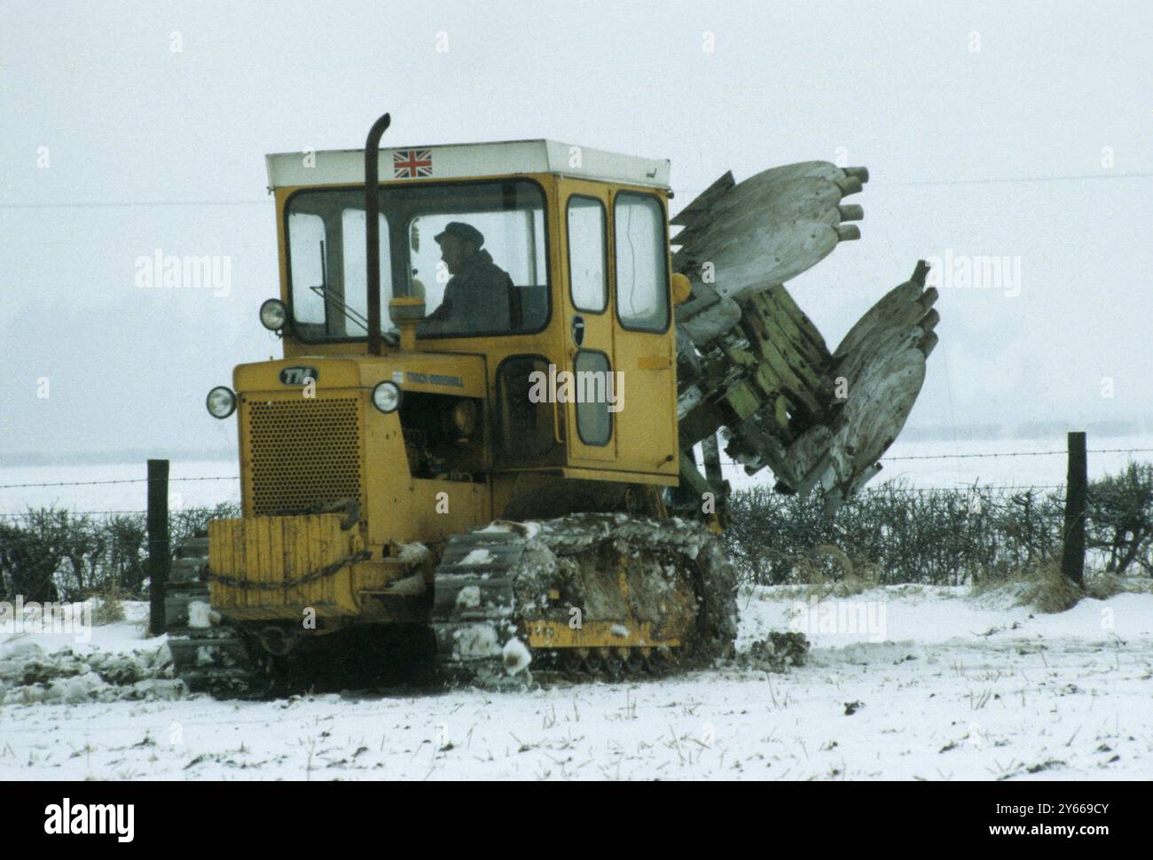 Inverno : aratura tardiva dopo aver spruzzato di rombi in autunno per uccidere l' erba del divano , Lincolnshire , Inghilterra . Gennaio 1979 Foto Stock