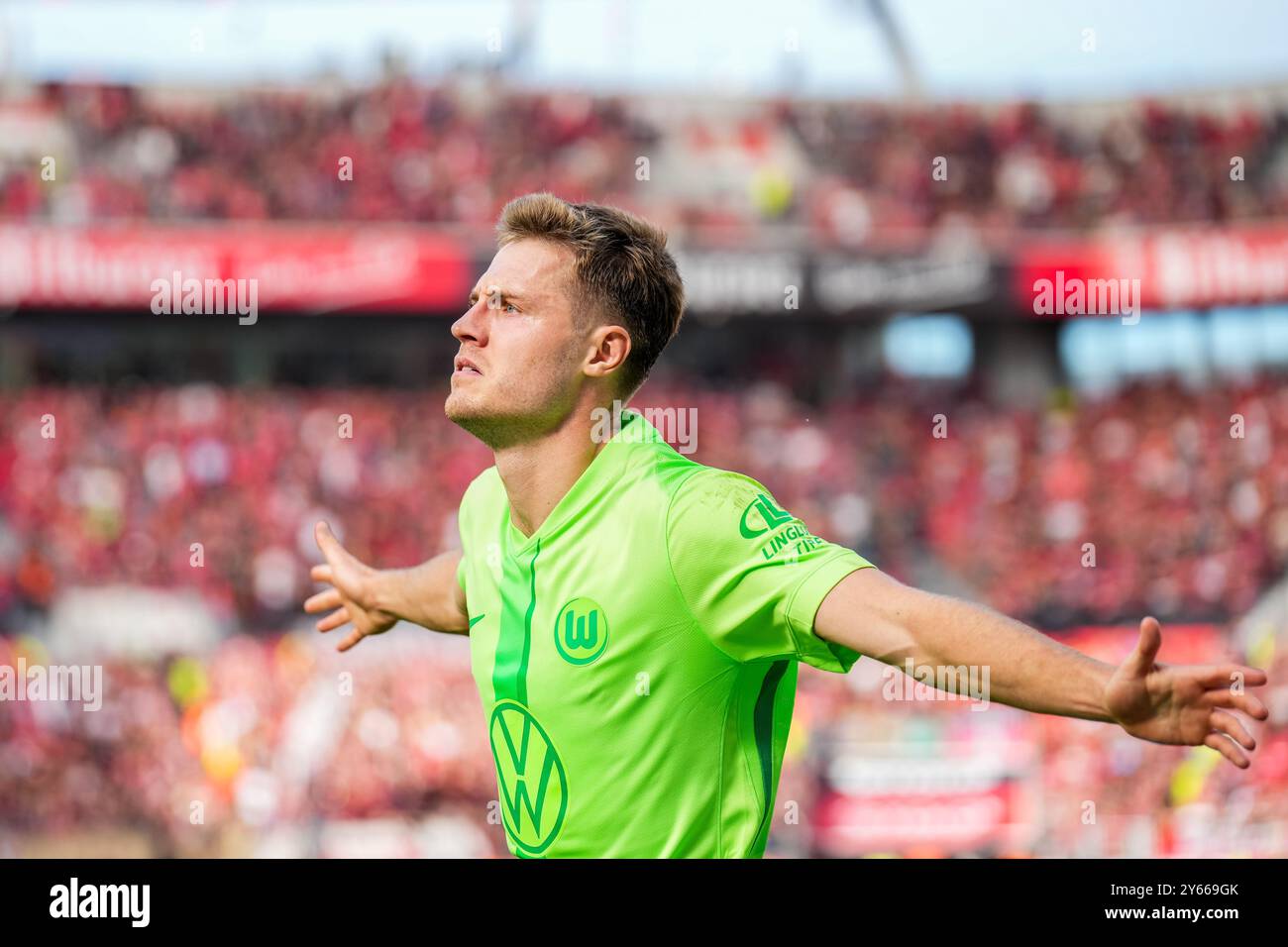 LEVERKUSEN, GERMANIA - 22 SETTEMBRE: Mattias Svanberg del VfL Wolfsburg festeggia dopo aver segnato il terzo gol della sua squadra durante la partita di Bundesliga Foto Stock