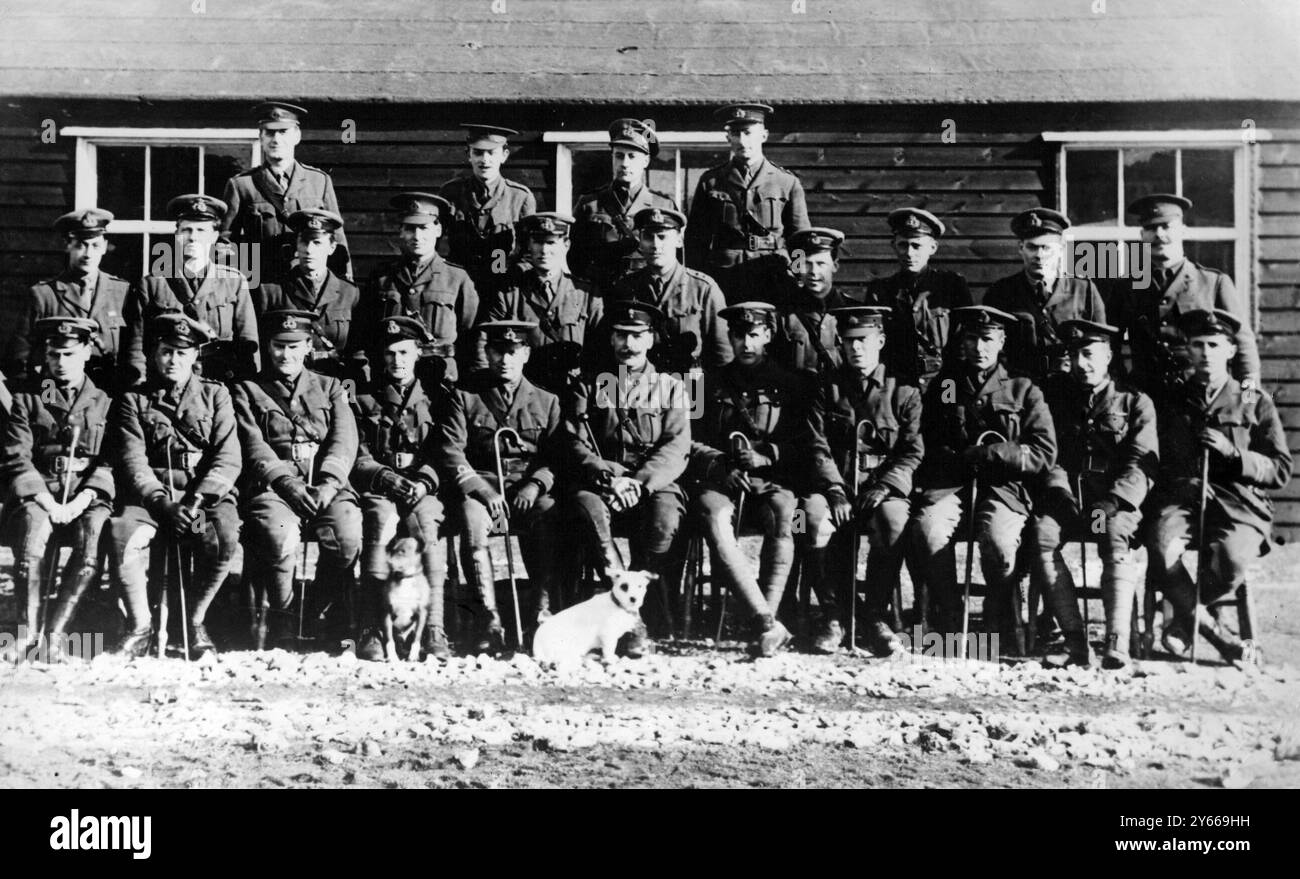 Fila posteriore l-r sx Arthur Asquith; sx Jacob de Lille; sx Waller; sx Shadbolt fila centrale l-r sx ruscello; Flt Egerton; Flt Jon Dodge; sx D marrone; lt Lenten; LT Martin; LT grammage; LT Cassey; LT Q M Nobbs prima fila l-r Gilliand; LT Ferguson; LT Com Parsons; LT Com Graham; col Quitten; LT Com Burnett; LT Com Daglish; LT Hughes; Hon N Hood; LT Henderwish. Foto Stock