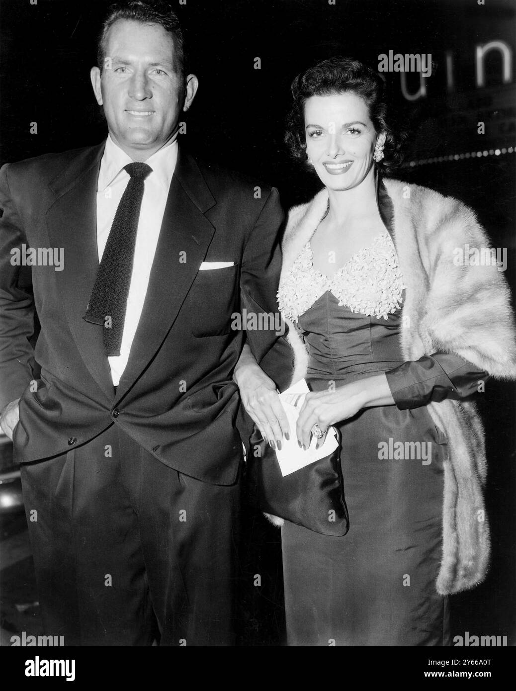L'attrice Jane Russell e il marito Bob Waterfield erano alla prima del nuovo film Roman Holiday tenutosi qui al Village Theatre. Il film è interpretato da Gregory Peck e Audrey Hepburn. 19 settembre 1953. Foto Stock