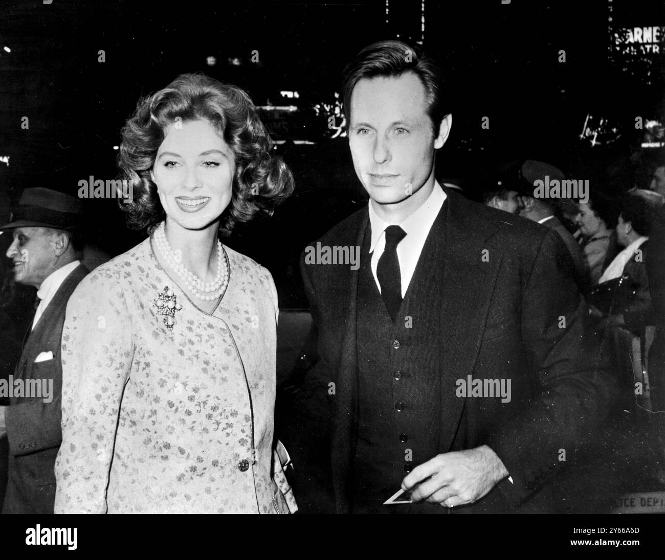 New York: L'attrice Suzy Parker e il marito Pierre De la Salle partecipano alla prima del film "le radici del cielo" al Palace Theatre di New York. 30 dicembre 1959 Foto Stock