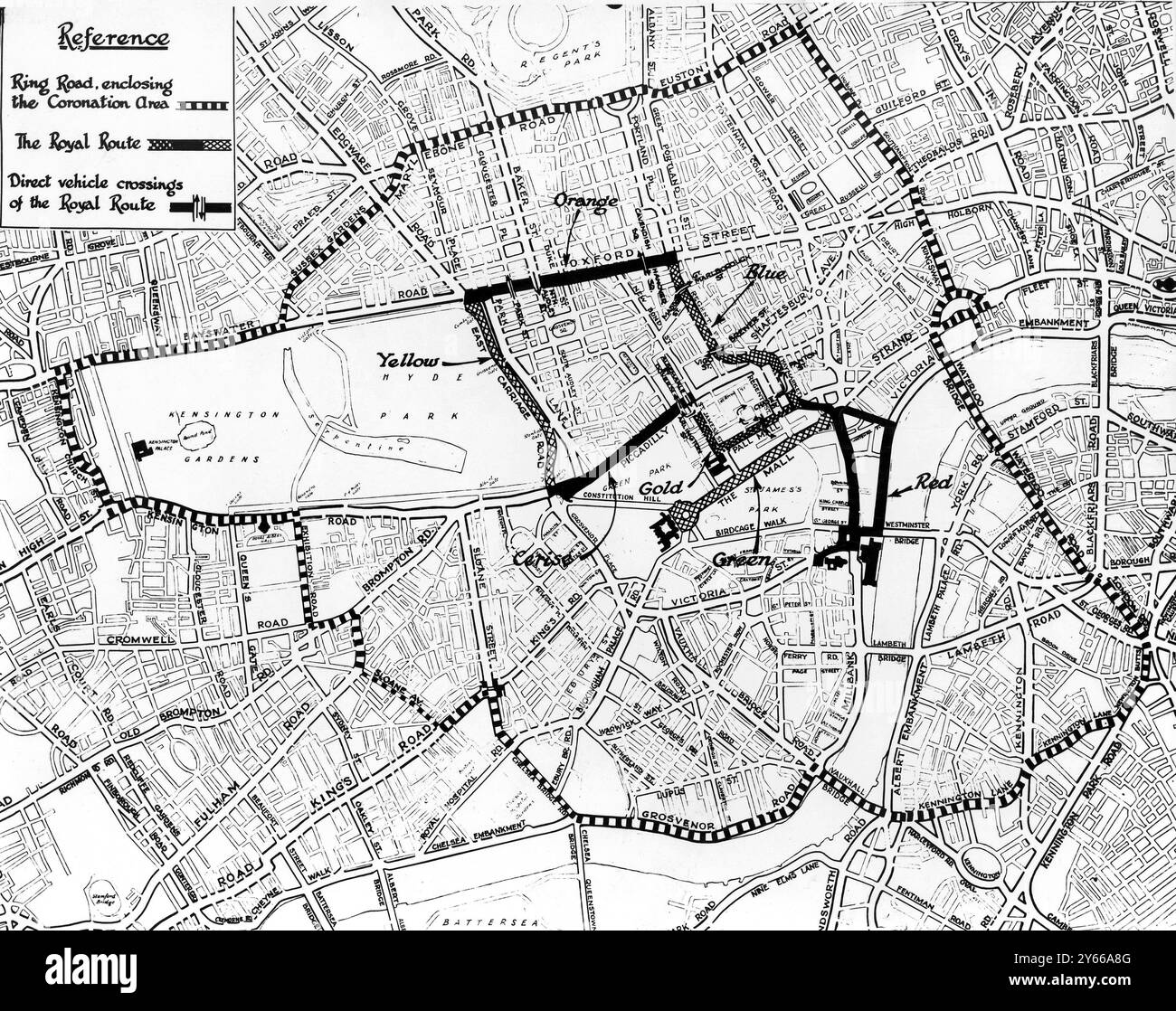 In questa mappa sono mostrati i piani di traffico del giorno dell'incoronazione per il percorso processionale e l'area circostante. Gli accordi sul traffico sono stati annunciati da Scotland Yard. Per aiutare gli spettatori a raggiungere i loro posti sul percorso processionale, il traffico generale dei veicoli è vietato dal percorso stesso dopo la mezzanotte della vigilia dell'incoronazione. Inoltre, un'area dell'incoronazione che circonda il percorso sarà chiusa a partire dalla mezzanotte della vigilia dell'incoronazione, ad eccezione dei veicoli che recano etichette sul parabrezza della polizia. Una tangenziale che forma il confine dell'area dell'incoronazione sarà disponibile per tutto il traffico. Le auto che portano gli spettatori saranno al Foto Stock