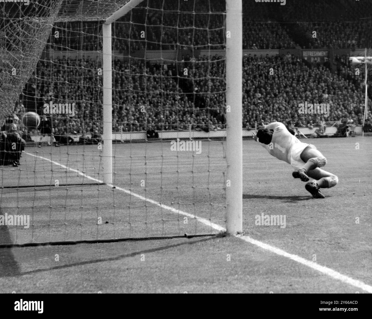 Inghilterra contro Messico a Wembley Mota, portiere messicano, si sbatte in rete in un tentativo fallito di fermare il secondo gol dell'Inghilterra, segnato da Bobby Charlton del Manchester United (non nella foto). 10 maggio 1961 Foto Stock