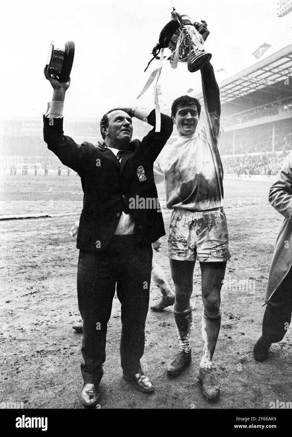Finale della Coppa di Lega 1969 contro Swindon Town - - il manager dello Swindon Town, Danny Williams, in piedi con il capitano Stan Harland, mentre tiene in alto la coppa del campionato da mostrare ai loro tifosi a Wembley. Hanno segnato due volte nei tempi supplementari per assicurarsi la vittoria contro l'Arsenal. - 16 marzo 1969 Foto Stock