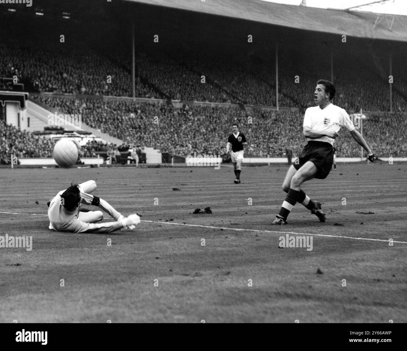 Inghilterra contro Scozia Inghilterra dentro-destra, Peter Broadbent è sgomento di vedere il suo tiro a distanza ravvicinata deviato dalla rete dal portiere scozzese Bill Brown. L'Inghilterra ha vinto 1-0 con un gol segnato da Bobby Charlton. 11 aprile 1959 Foto Stock