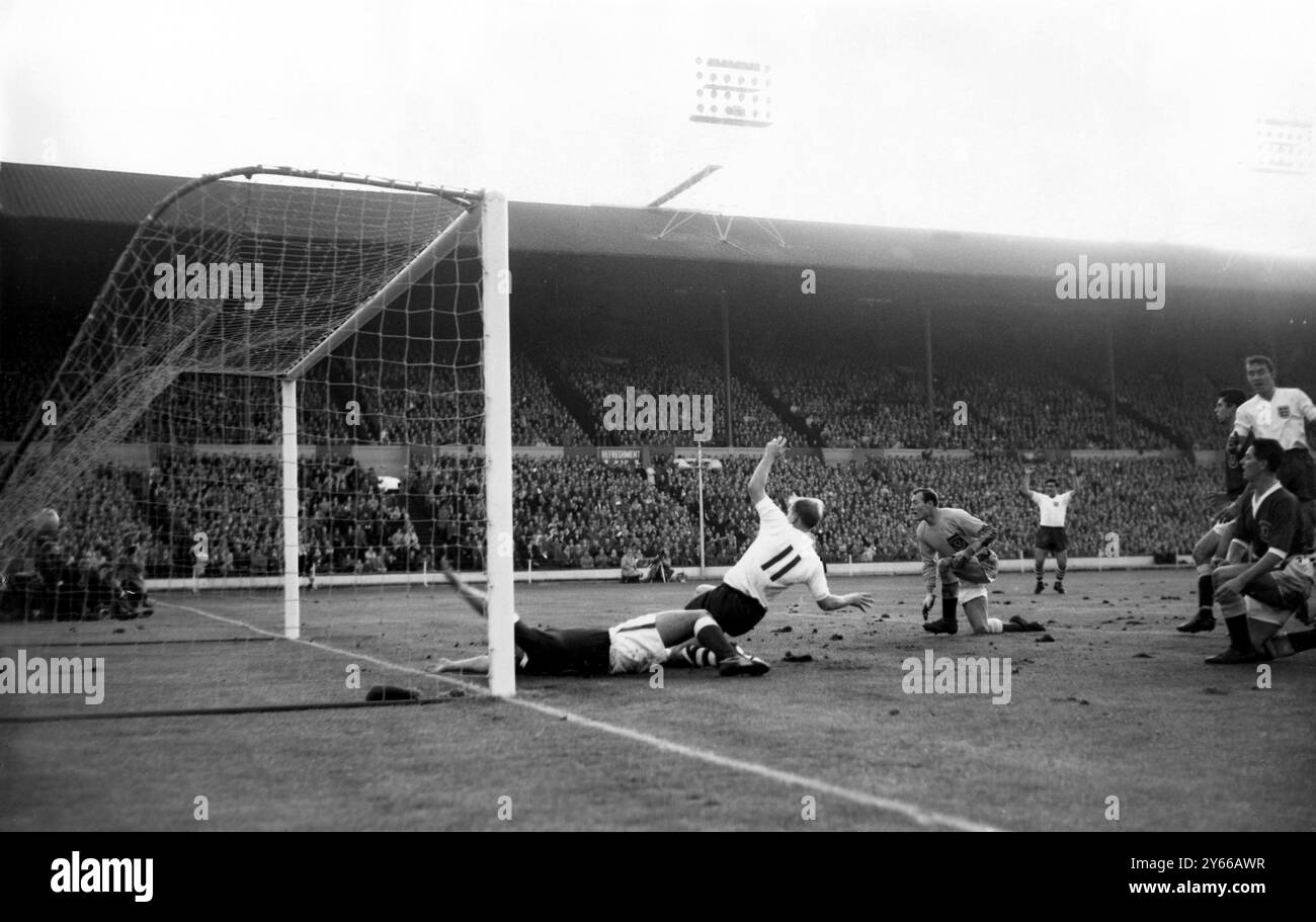 Inghilterra contro Galles a Wembley. Il pallone entra nella rete gallese per il secondo gol dell'Inghilterra, segnato da Charlton (No11). Il portiere gallese, Kelsey, si vede guardare intorno (terzo da sinistra). 23 novembre 1960 Foto Stock