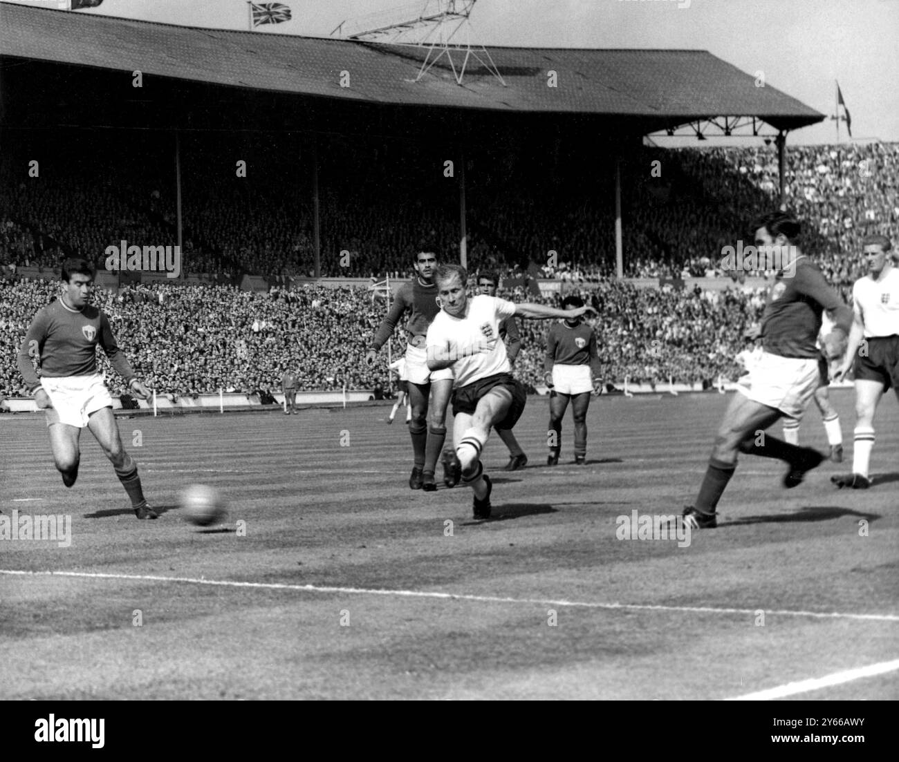 Inghilterra contro Messico a Wembley. Facendo una tripletta, l'Inghilterra fuori-destra, Bobby Charlton, segna il suo terzo gol e il settimo gol dell'Inghilterra in rete nonostante l'arrivo dei giocatori messicani. 10 maggio 1961 Foto Stock