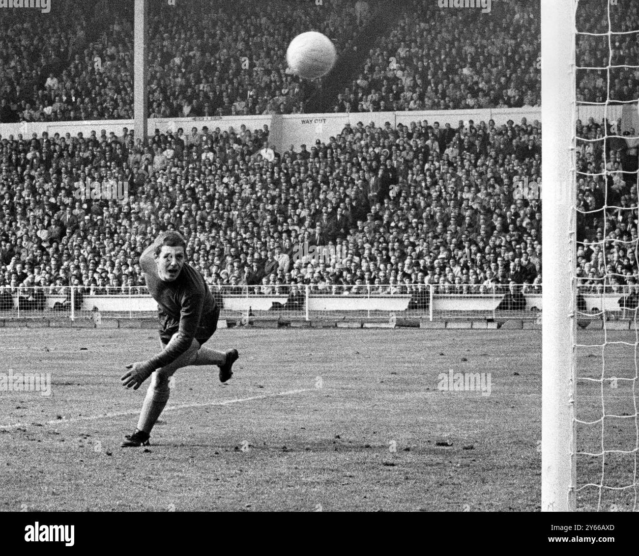 Finale di fa Cup 1968 Everton contro West Bromwich Albion nei primi minuti dei tempi supplementari, il tiro di Jeff Astle dal bordo dell'area di rigore supera il portiere dell'Everton, Gordon West, a segnare l'unico gol della partita. 18 maggio 1968 Foto Stock
