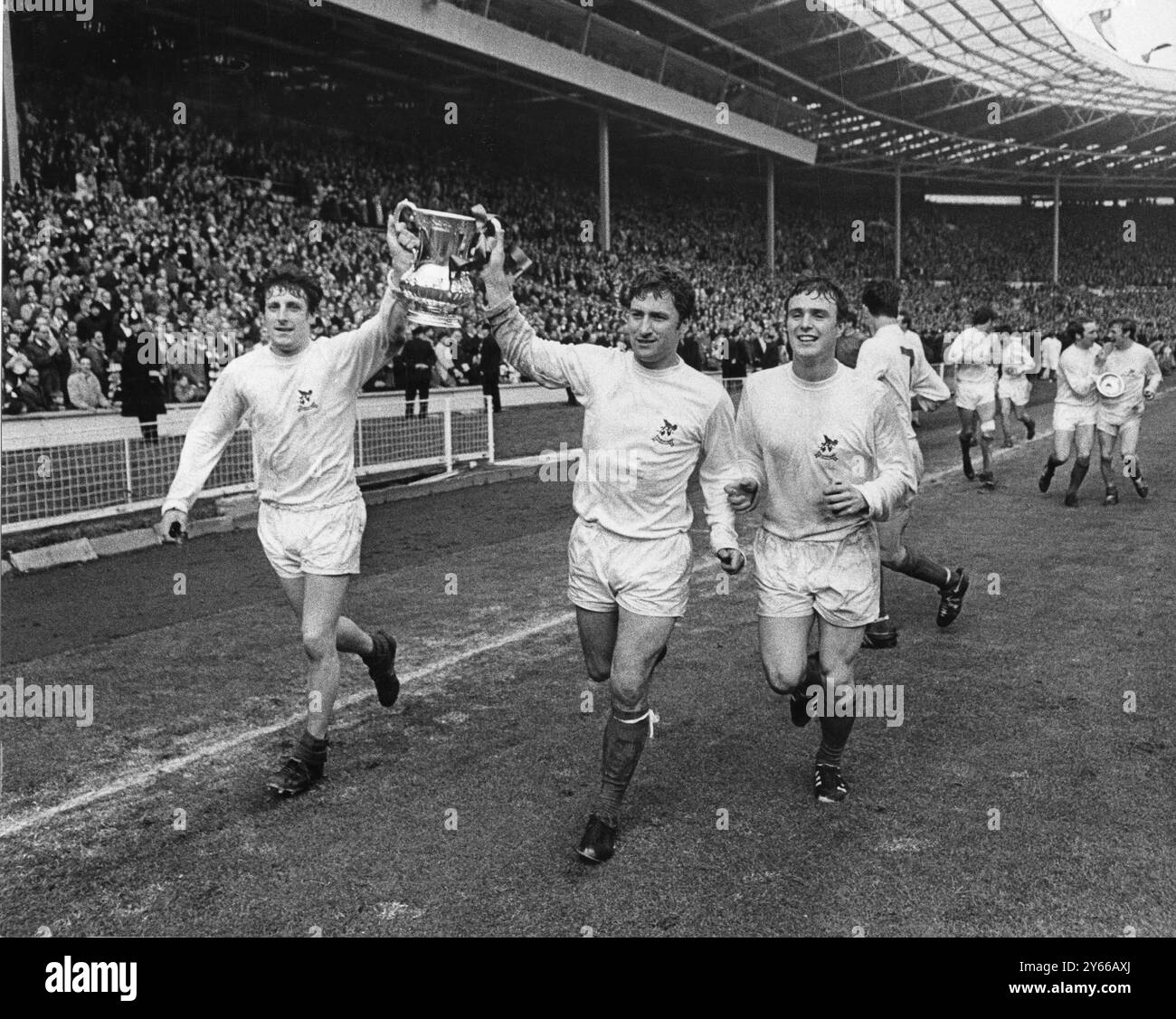 Finale di fa Cup 1968 West Bromwich Albion contro Everton. - I giocatori del West Bromwich Albion, Tony Brown, il capitano, Graham Williams e Ian Collard sfilano il trofeo a Wembley dopo aver battuto l'Everton 1-0 nei tempi supplementari. - 18 maggio 1968 Foto Stock