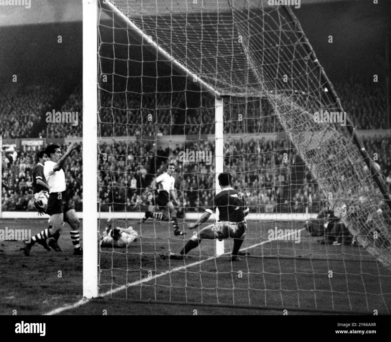 Inghilterra contro Galles a Wembley. Quinto gol dell'Inghilterra segnato da Jimmy Greaves del Chelsea, visto secondo a destra. Altri giocatori sono Mel Nurse (Swansea Town) il tempo centrale del Galles (dietro), Bobby Smith (Tottenham Hotspur), il centro-attaccante inglese, Jack Kelsey (Arsenal), il portiere del Galles, e in rete, Graham Williams (West Bromwich Albion) e la schiena sinistra del Galles. 23 novembre 1960 Foto Stock