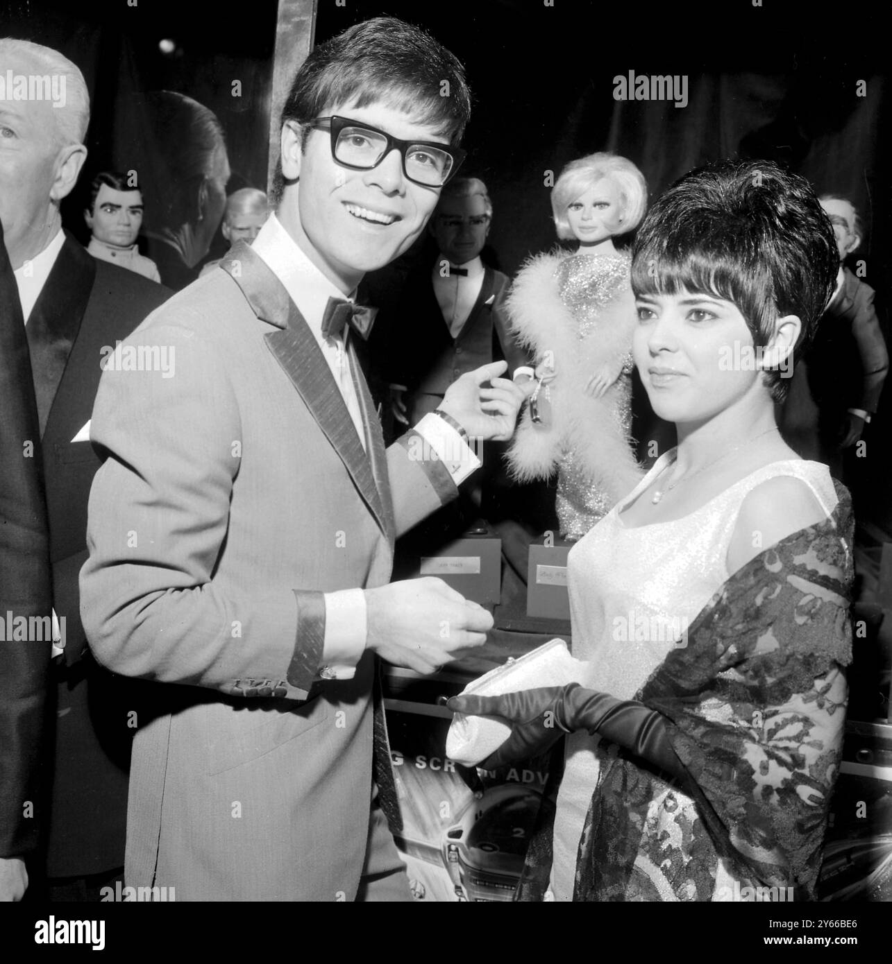 Il cantante Cliff Richard e sua sorella donna partecipano alla prima mondiale del film "Thunderbirds Are Go" al London Pavilion. Cliff indica una marionetta di Lady Penelope. 12 dicembre 1966 Foto Stock