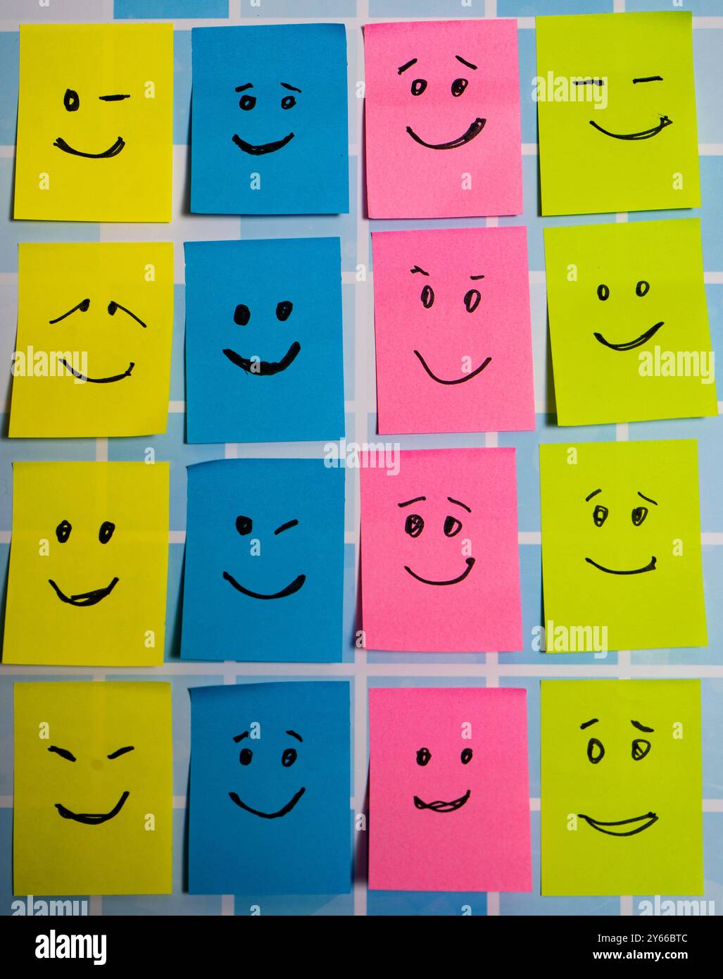 Immagine concettuale di diversi post-it di vari colori con diversi volti sorridenti che rappresentano tribù urbane, tolleranza, diversità e inclusione. Foto Stock