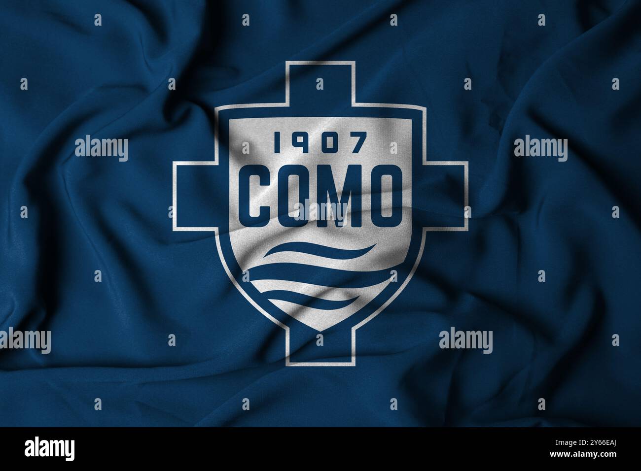 Pringsewu, Lampung 24 settembre 2024; texture del logo Selective Focus flag su sfondo Como 1907. Bandiera della squadra di calcio di serie A italiana. Illustrazione 3D. Foto Stock