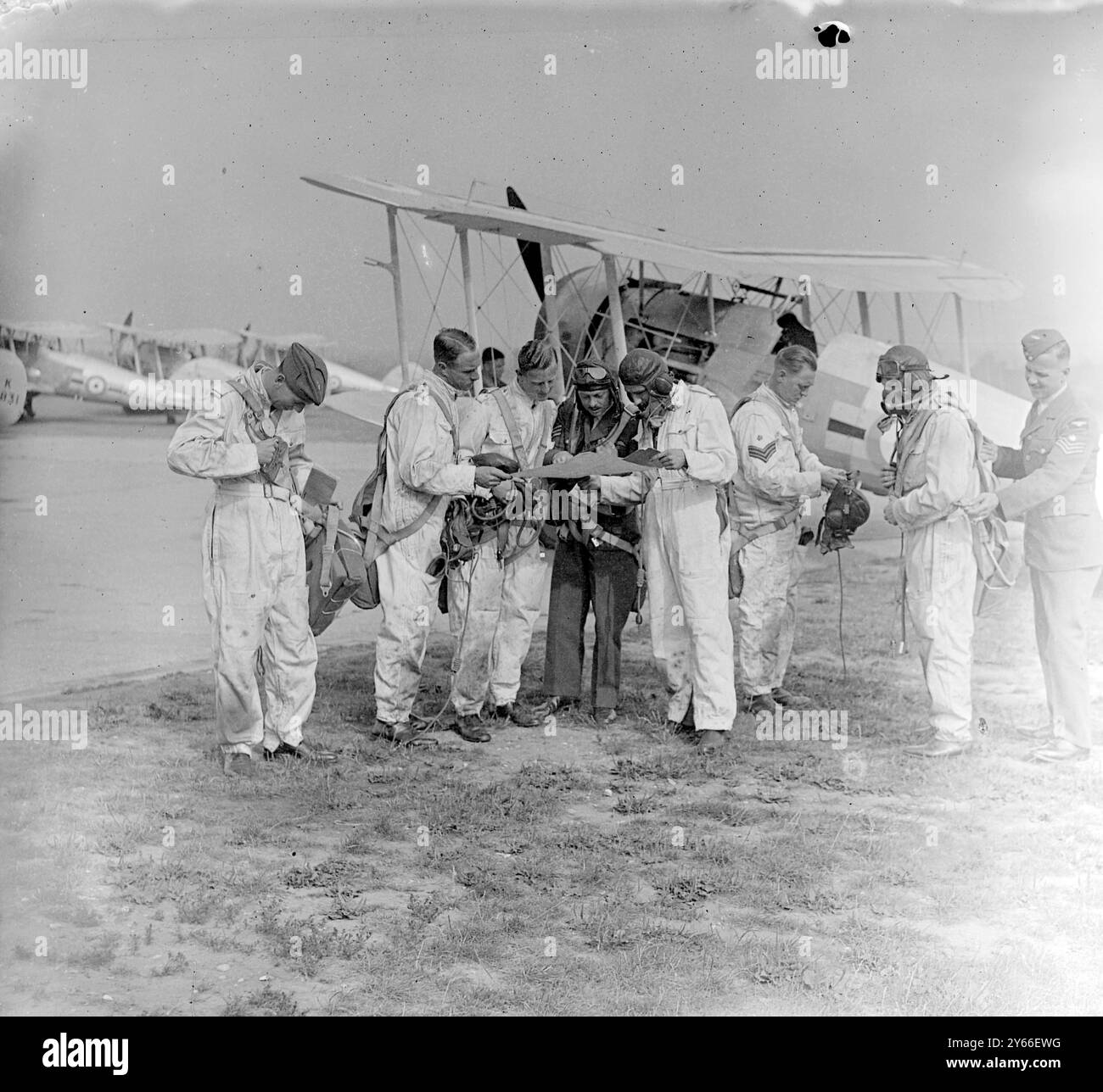 Uomini della RAF in guerra aerea mimica su London Pilots studiando una mappa al deposito North Weald R.A.F. Essex 9 agosto 1937 Foto Stock
