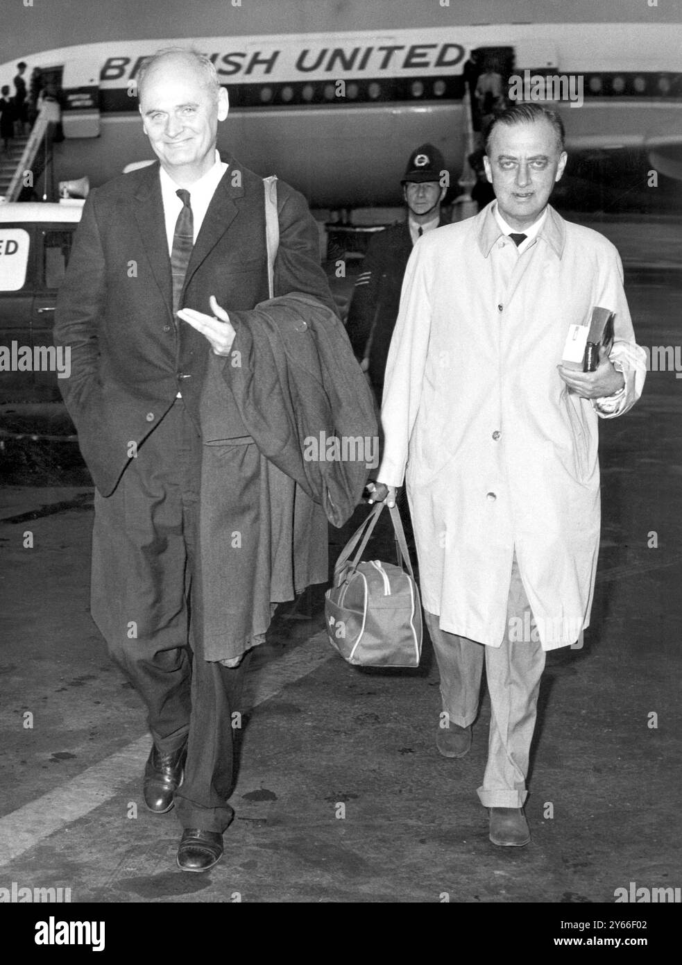 Terence Reese (a sinistra) e Boris Schapiro tornano da Buenos Aires dove, come membri della squadra britannica nel XIII Campionato del mondo di Ponte, sono stati accusati di "alcune irregolarità" in gioco. È stato affermato che Reese e Schapiro hanno usato i "segni delle dita" durante le offerte. Hanno negato le accuse, che devono essere indagate dalla British Bridge League. 26 maggio 1965. Foto Stock