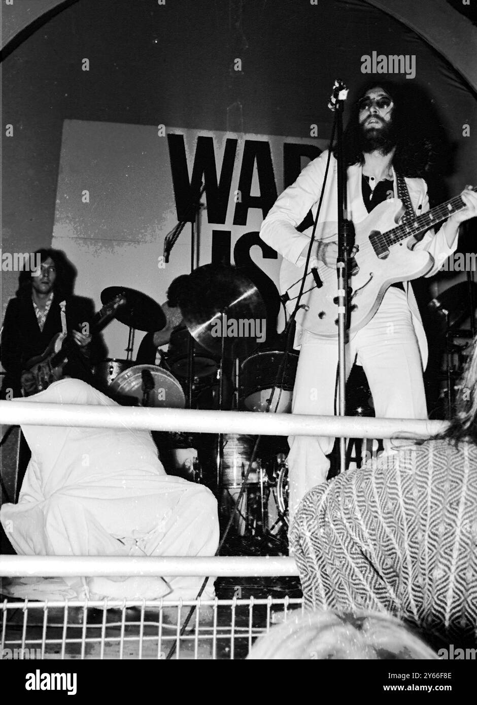 Il Beatle John Lennon e sua moglie giapponese Yoko Ono organizzano un concerto pop in aiuto del Fondo delle Nazioni Unite per l'infanzia (UNICEF) il 16 dicembre 1969 Foto Stock