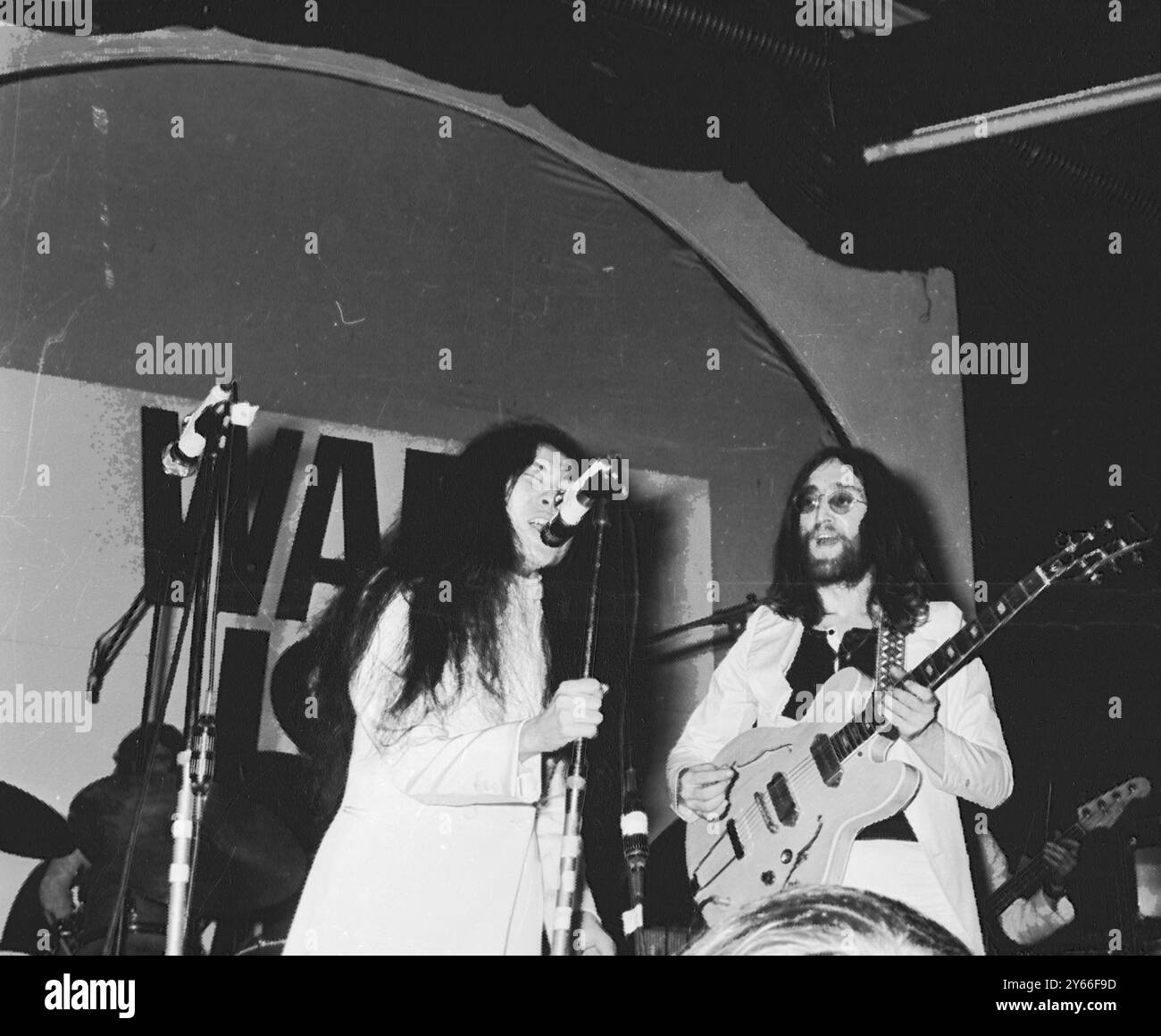 Il Beatle John Lennon e sua moglie giapponese Yoko Ono organizzano un concerto pop in aiuto del Fondo delle Nazioni Unite per l'infanzia (UNICEF) il 16 dicembre 1969 Foto Stock