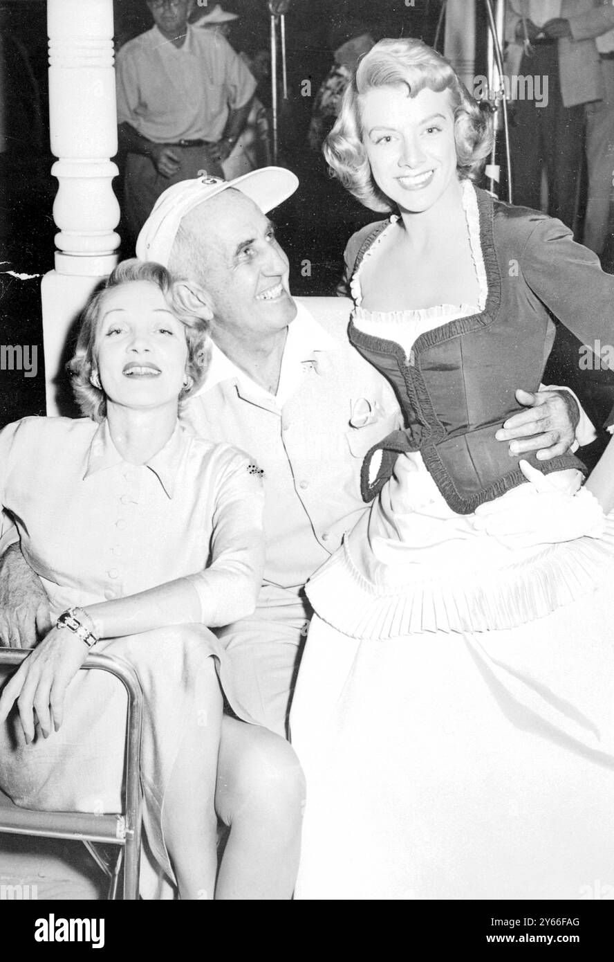 Un trio felice ai Paramount Studios Marlene Dietrich, il regista George Marshal e la cantante Rosemary Clooney (a sinistra) si riuniscono tra le scene nel giugno 1953 Foto Stock