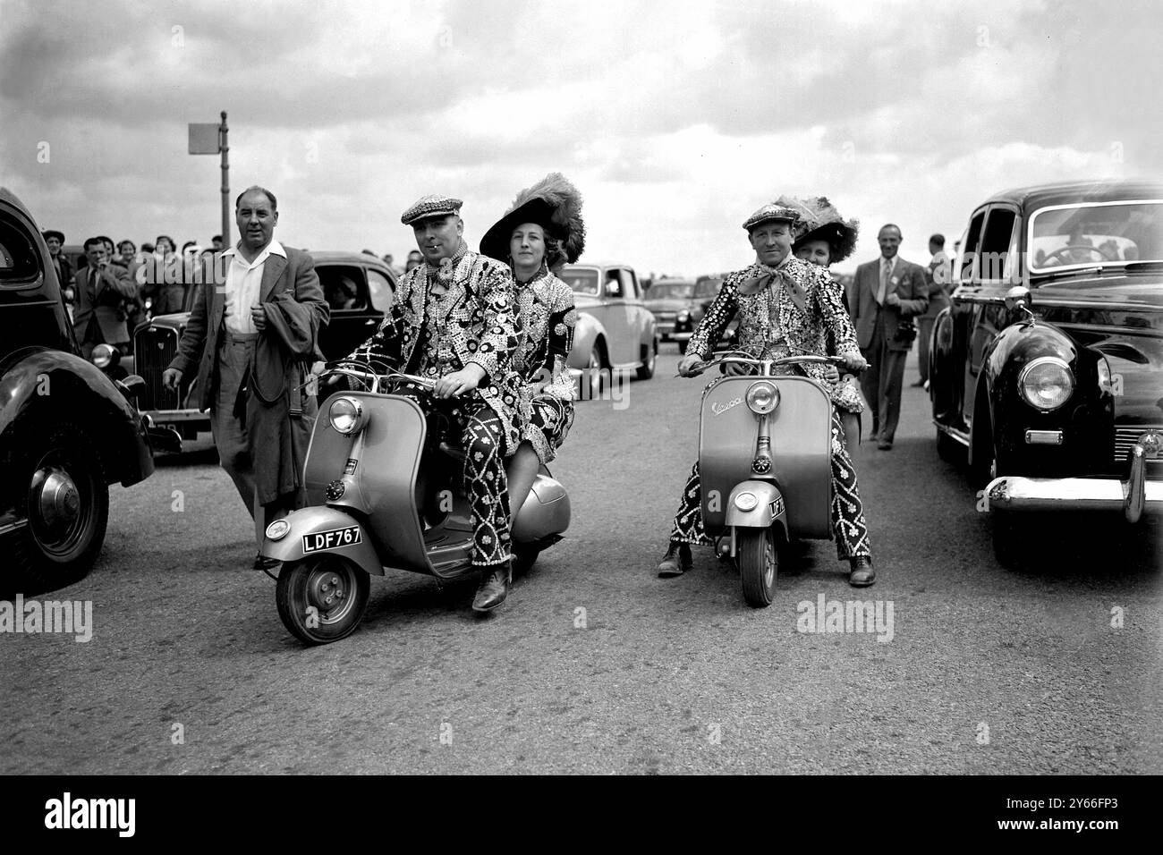 I Pearly Kings & Queens ora guidano gli scooter al Derby maggio 1952 Foto Stock