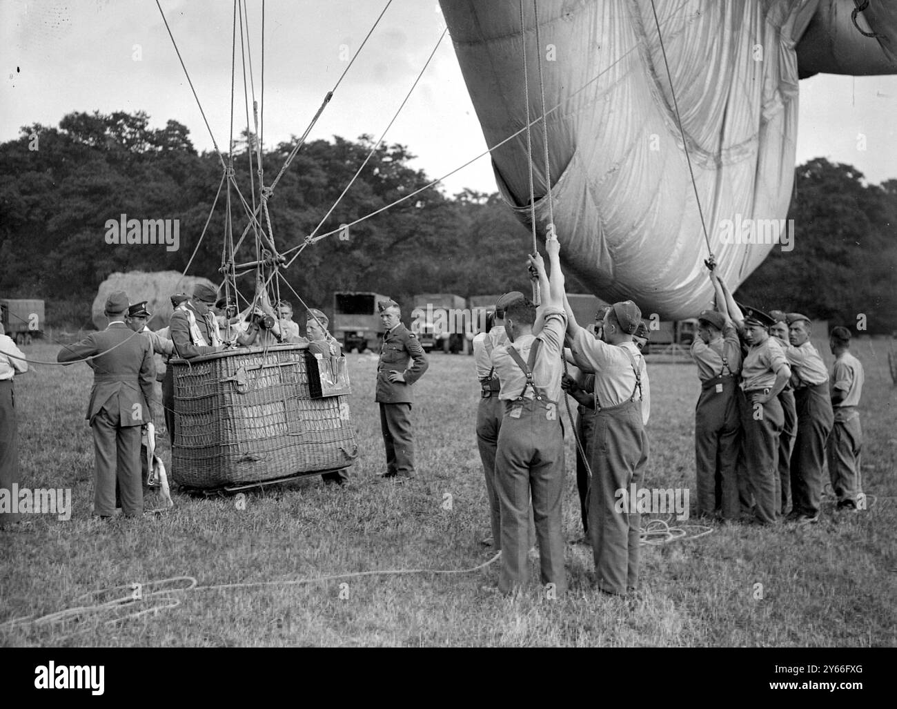 Osservatore della RAF atterrando dal suo pallone prigioniero dopo aver avvistato le batterie di artiglieria durante le manovre nell'Essex il 10 agosto 1937 Foto Stock