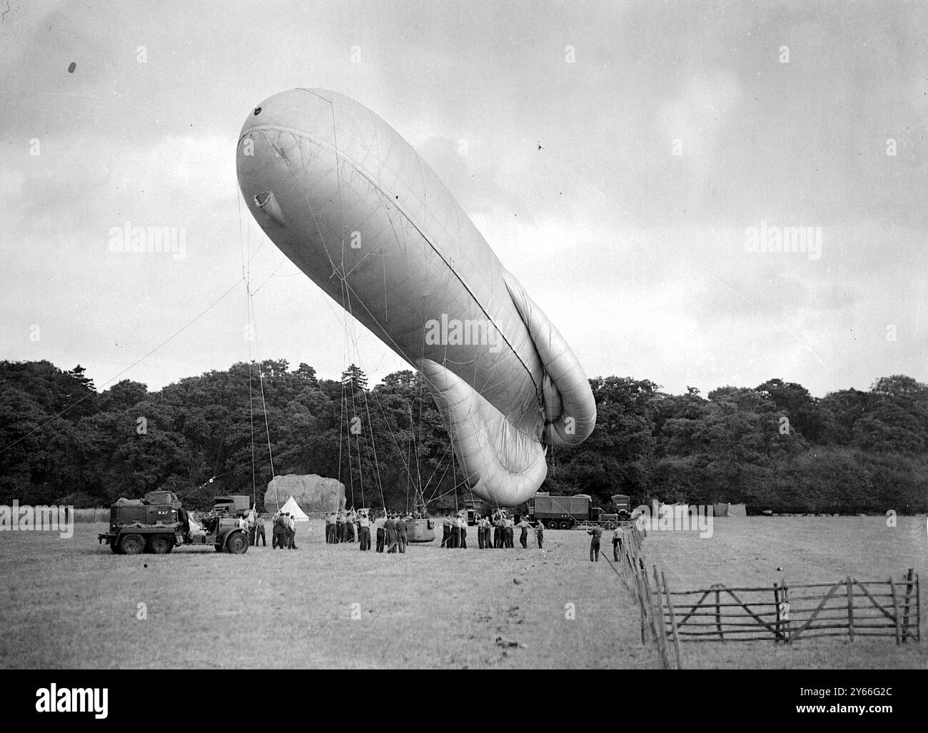 Invio di un pallone da osservazione utilizzato a scopo di osservazione da una batteria d'artiglieria durante le manovre dell'Essex 11 agosto 1937 Foto Stock