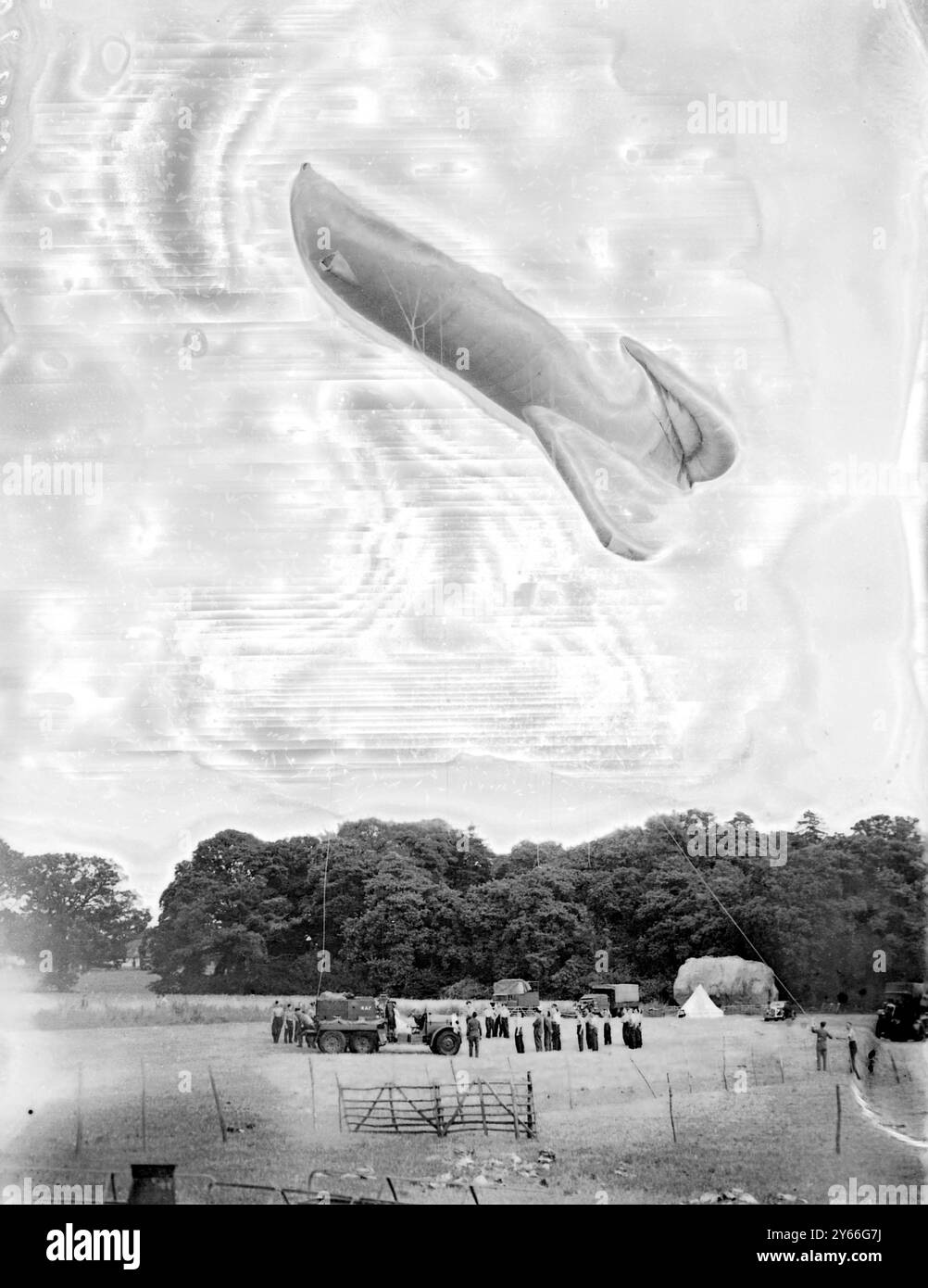 Un pallone in cattività che è stato utilizzato a scopo di osservazione da una batteria d'artiglieria attaccata da aerei da caccia durante le manovre dell'Essex 11 agosto 1937 Foto Stock