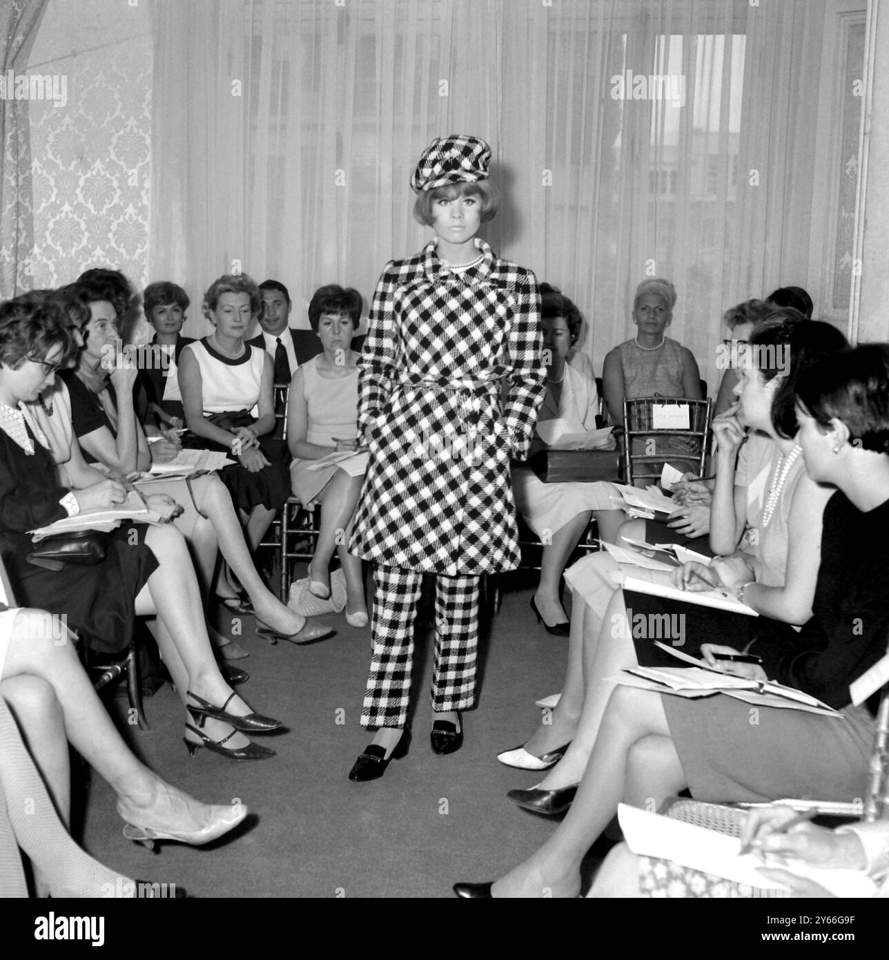 Parigi: Ted Lapidus designer francese con la collezione Autunno e Inverno. Questo design parigino. 30 luglio 1965 Foto Stock