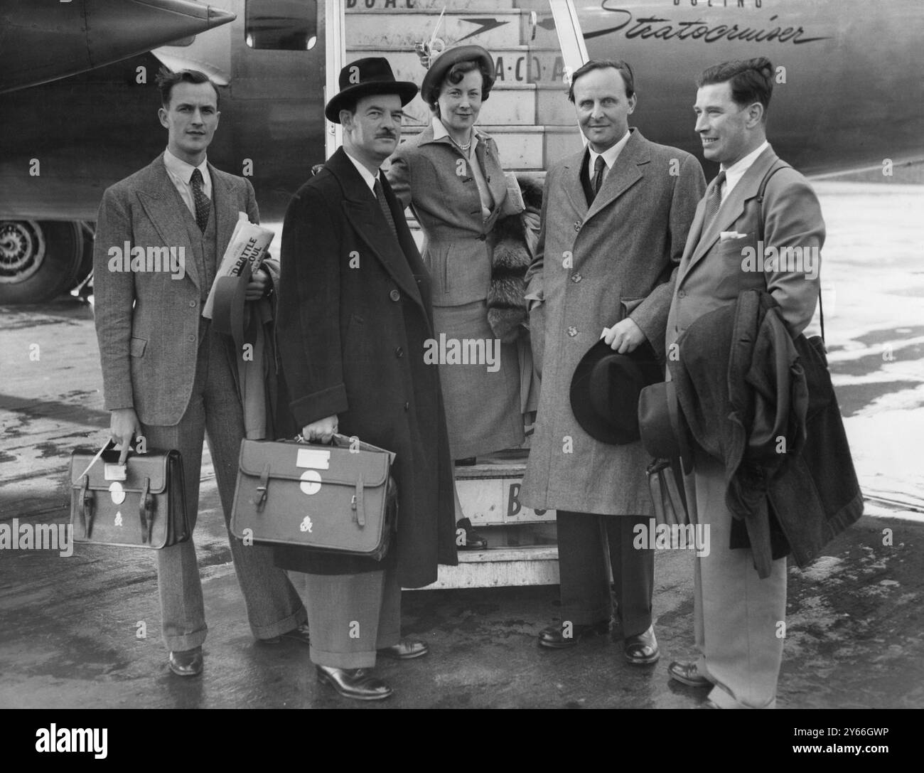 Delegati parlamentari britannici all'Assemblea generale delle Nazioni Unite a New York. L-R: W.S. Bates, G.H. Rogers (deputato per Kensington), Mrs Barbara Castle (deputato per Blackburn East), Sir Frank Soskice (avvocato - generale), e T.F. Cook (Sottosegretario parlamentare per l'Ufficio coloniale) nella foto si imbarcarono su un aereo di linea BOAC per Montreal all'aeroporto di Londra. 21 settembre 1950 Foto Stock
