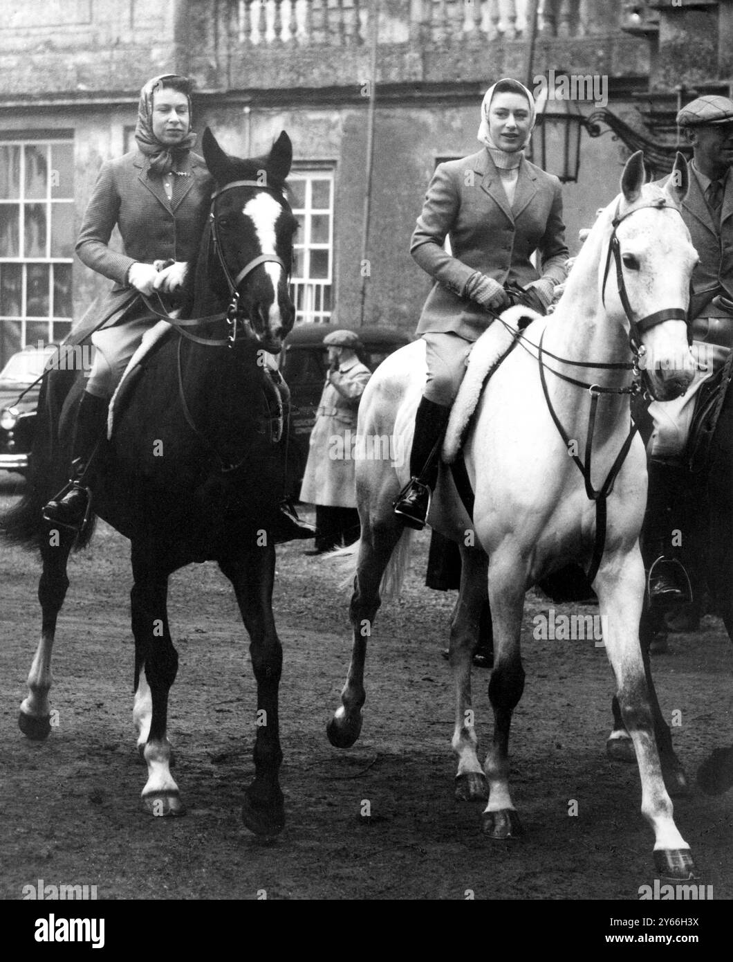 La Regina (a sinistra) e la Principessa Margaret escono per il loro giro mattutino nel Badminton Great Park prima dell'inizio degli eventi della giornata nelle Badminton Horse Trials di oggi (sabato) - 18 aprile 1959 Foto Stock