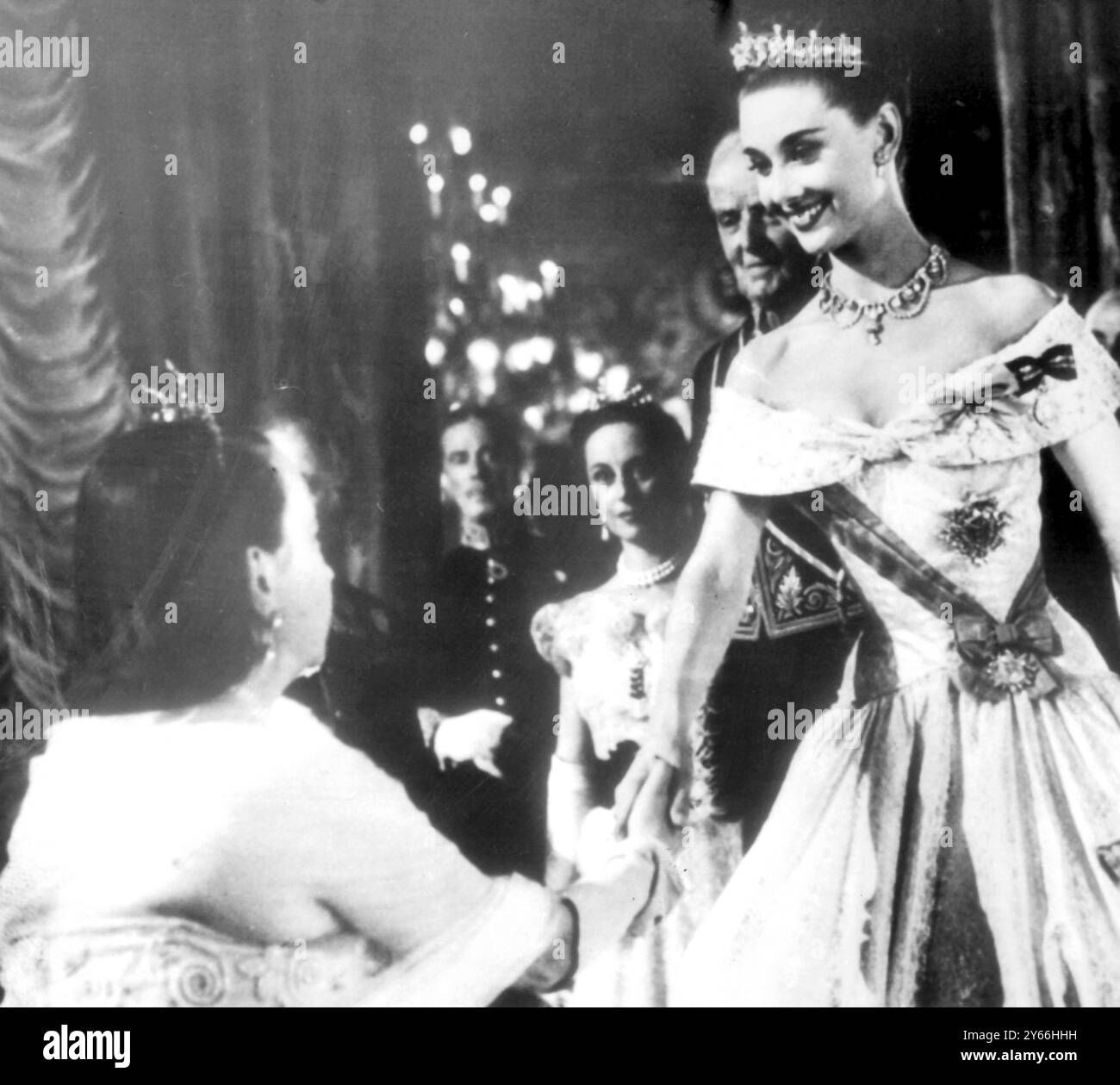 In questi giorni la famiglia reale si reca a lavorare nel film vacanza romana girato in Italia - Audrey Hepburn (a destra) attrice che interpreta la Principessa, è inchinata dalla Principessa Ruspoli (a sinistra) interpretata dalla Principessa Ruspoli. Sullo sfondo c'è la principessa Cataneo. 25 agosto 1952 Foto Stock