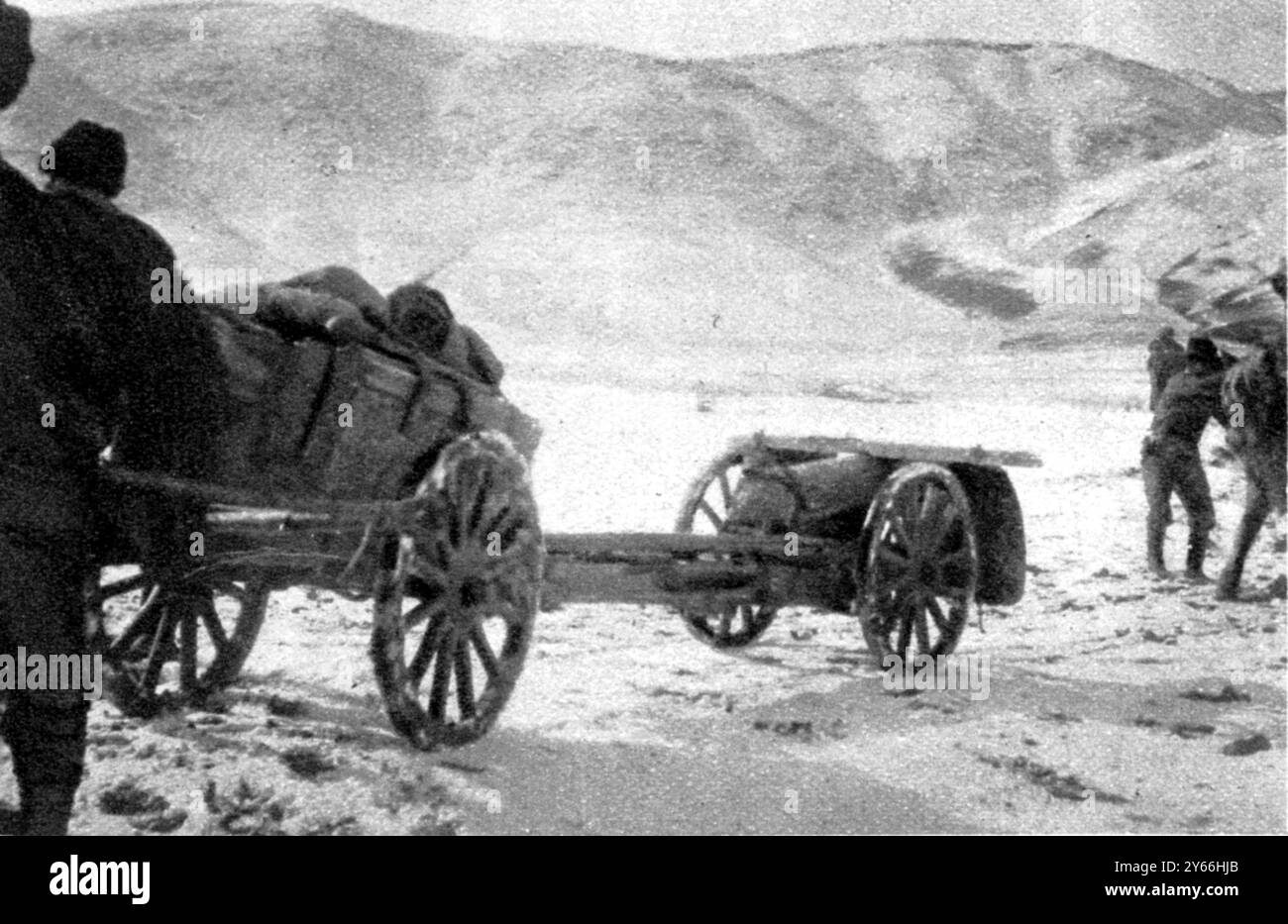 L'avanzata russa attraverso l'Armenia Una marcia in montagna con l'artiglieria di avanguardia russa una batteria di montagna che si fa strada attraverso la neve Foto Stock