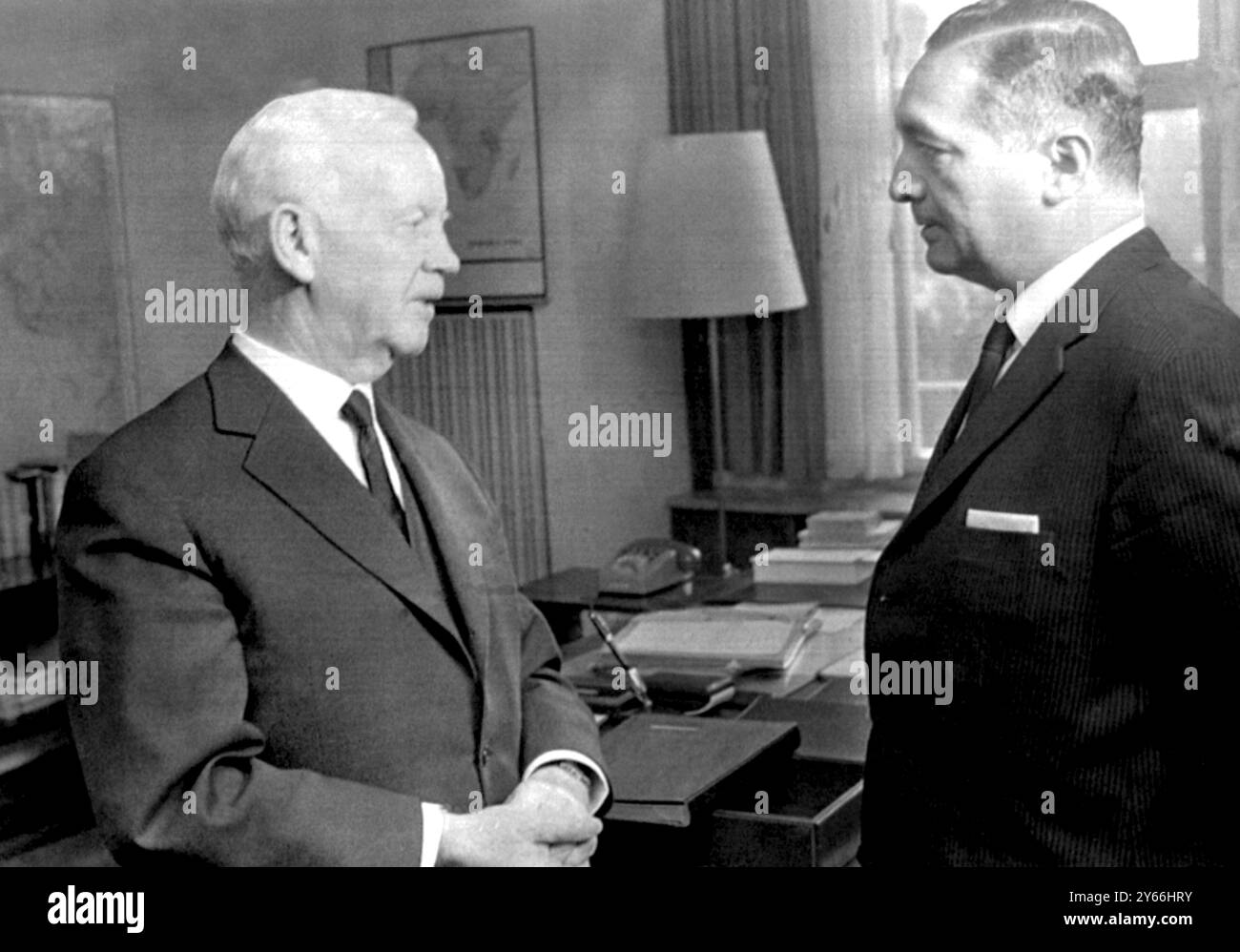 Bonn W. Germania: Erich Mende, leader del F.D.P (a destra) a Villa Hammerschmidt per i colloqui con il presidente Heinrich Lubke. 7 dicembre 1962 Foto Stock