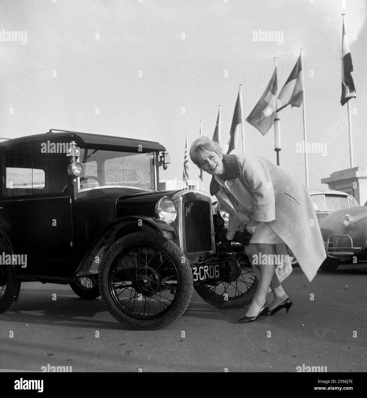 Monte Carlo, ma non un rallyista che ha visto arrivare la bellissima Jacqueline Huet con la sua vecchia auto Austin, si è chiesto se fosse un rally di cui non sapevano nulla, ma Jacqueline , che annuncia alla TV francese , era presente per il 4° Festival Internazionale della televisione 27 gennaio 1964 Foto Stock