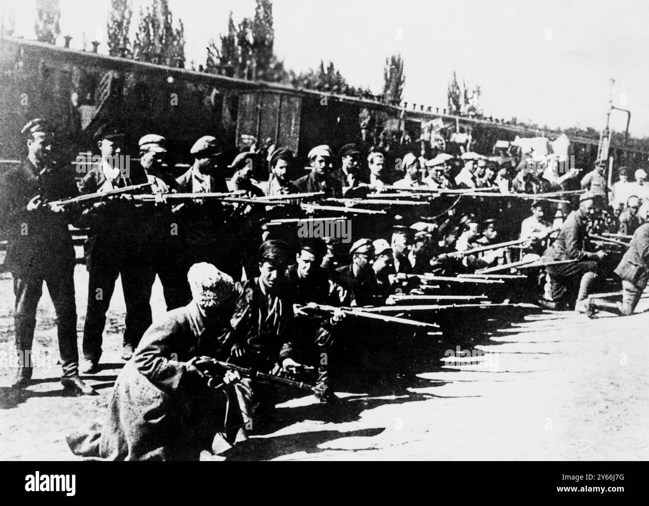 Una delle prime foto a eludere la censura dell'OGPU, rivelando il lato oscuro del piano quinquennale dell'Unione Sovietica. Mostra giovani comunisti in formazione di fuoco pronti per qualsiasi emergenza per scacciare lavoratori affamati che minacciavano di attaccare treni carichi di cibo per spedizioni oltremare, visto sullo sfondo, 21 giugno 1931. Foto Stock