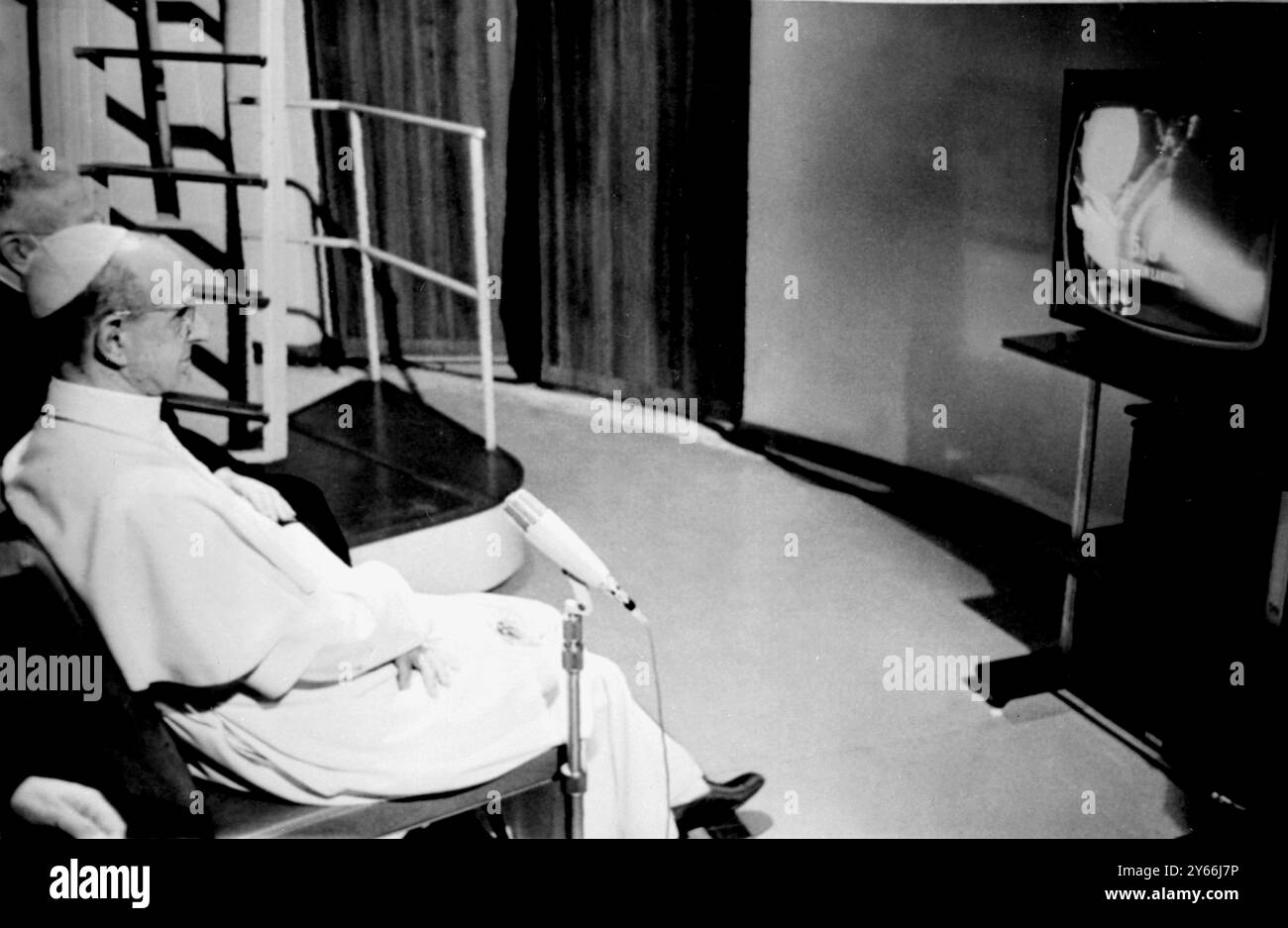 Papa Paolo vi si unisce a milioni di persone in tutto il mondo per guardare Neil Armstrong essere il "primo uomo sulla Luna" in televisione. 21 luglio 1969 Foto Stock
