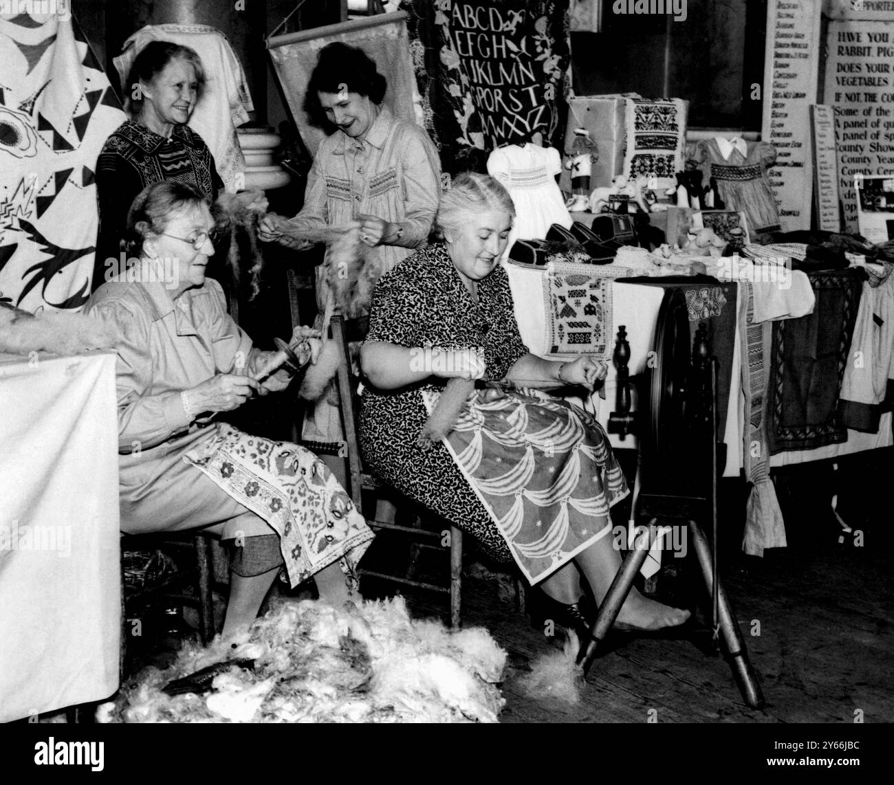 La East Kent Federation of WISCONSIN ha dato un'ottima dimostrazione di ricami in lana, lavorazione dei guanti e pratica artigianato durante l'esposizione annuale dei prodotti del Kent County Garden. Membri del Womens Institute che girano. 2 ottobre 1948 Foto Stock