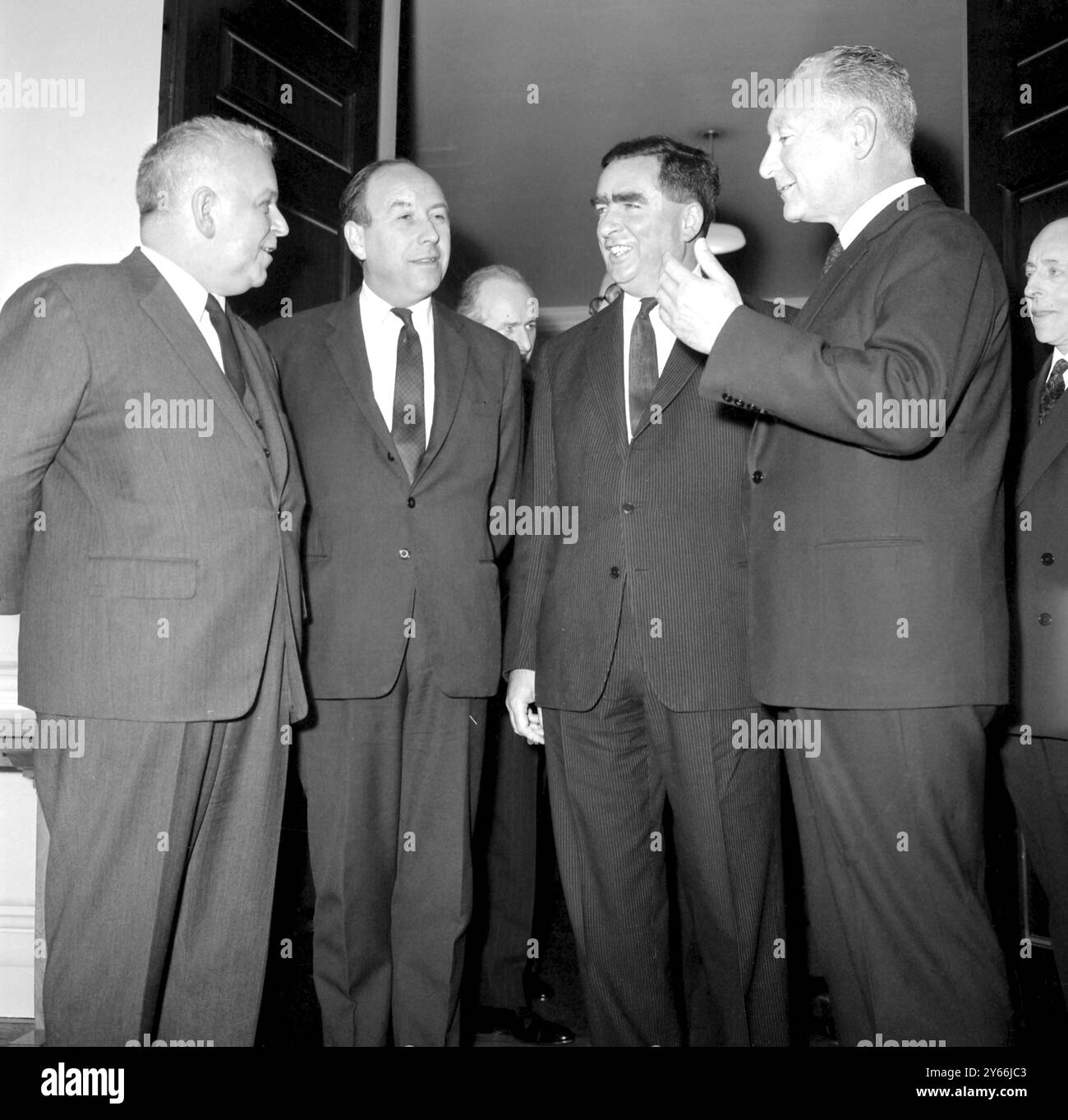 Londra: Sig. Dennis Healey (seconda destra) il ministro della difesa Roy Jenkins (seconda sinistra) il ministro dell'aviazione e le loro controparti francesi M. Messmer (destra) e M. Jacuet (sinistra) durante la riunione per la produzione e lo sviluppo di aeromobili militari. 17 maggio 1965 Foto Stock