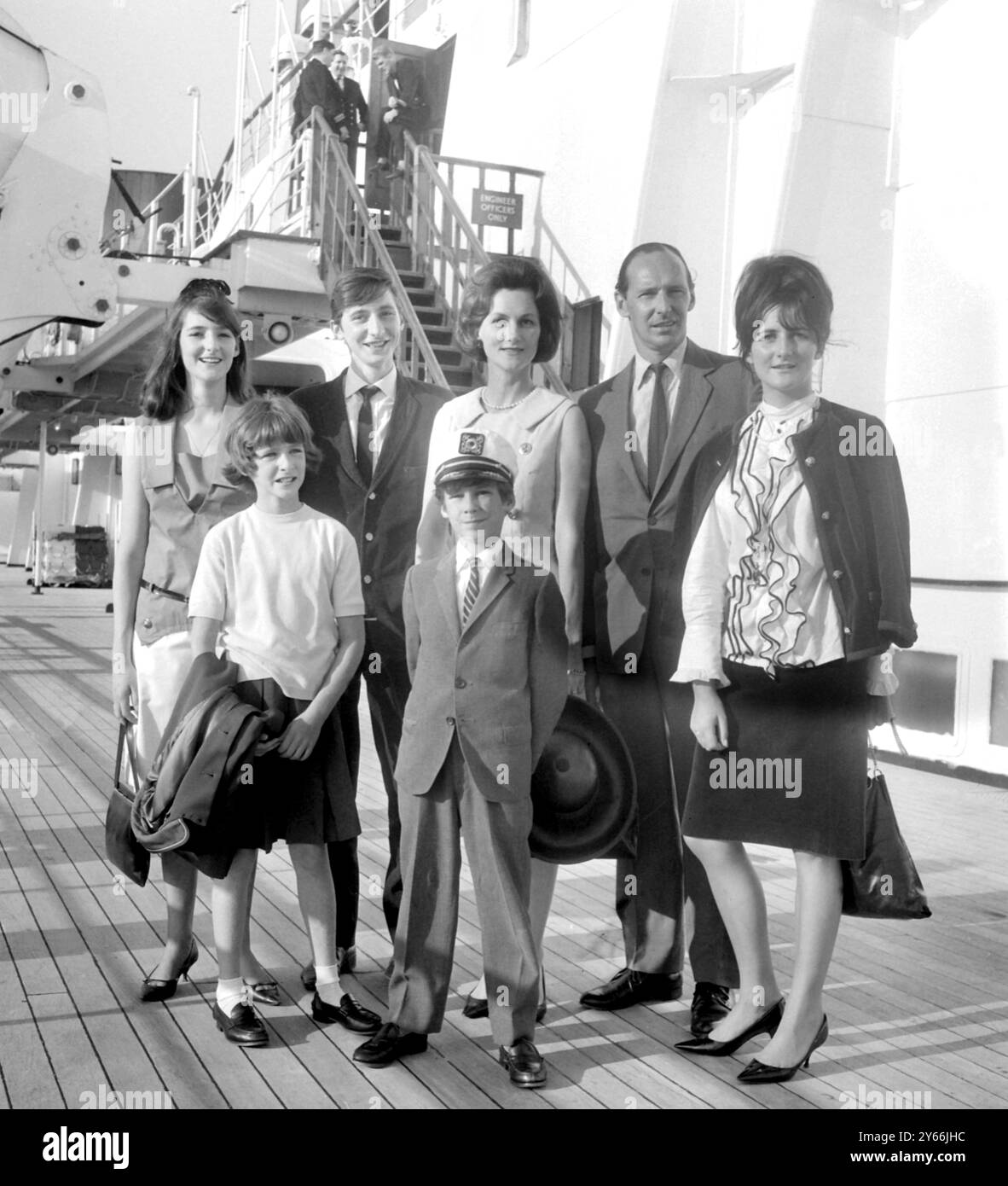 Southhampton, Hants: H.E. The RT. Sir David Ormsby-Gore, K.C.M.G è salito a bordo della Queen Mary al suo arrivo oggi con tre dei suoi figli per incontrare sua moglie, figlia, figlio e ospite americano, l'undicenne Rebecca Crumlish (con i guanti) di Washington, D.C. Lady Ormsby-Gore che con il suo figlio Francis (9) e la figlia Alice (11) con il cappotto drappeggiato sul braccio, sono stati in visita americana. Altri che sono andati a incontrarli sono Julian (22) vetro scuro; Jane (20) seconda a sinistra e Victoria (16) terza a sinistra. 29 luglio 1963 Foto Stock