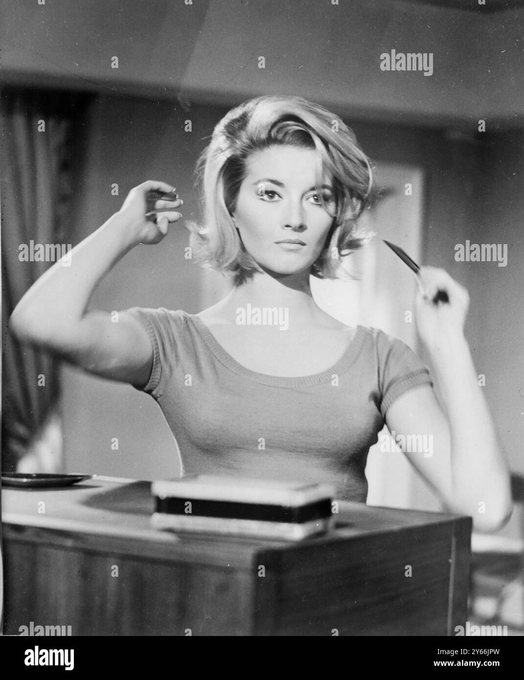 New Bond Girl LONDRA; impegnata con il suo pettine c'è Daniela Bianchi (21) d'Italia che è stata scelta per il ruolo tanto ambito come voluttuosa fidanzata russa di James Bond ( Tatiana Romanova ) in "From Russia, with Love" il secondo Technicolor del film James Bond del 007 ad arrivare sul grande schermo. Daniela è stata seconda nel concorso Miss Universo 1960. 28 marzo 1963 ©TopFoto Foto Stock