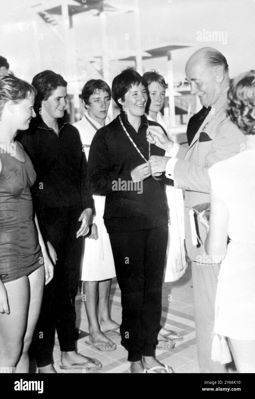 Dawn Fraser riceve la medaglia d'oro da Sir Arthur Porritt per l'evento a staffetta freestyle da 440 yard ai Giochi del Commonwealth del 28 novembre 1962 Foto Stock